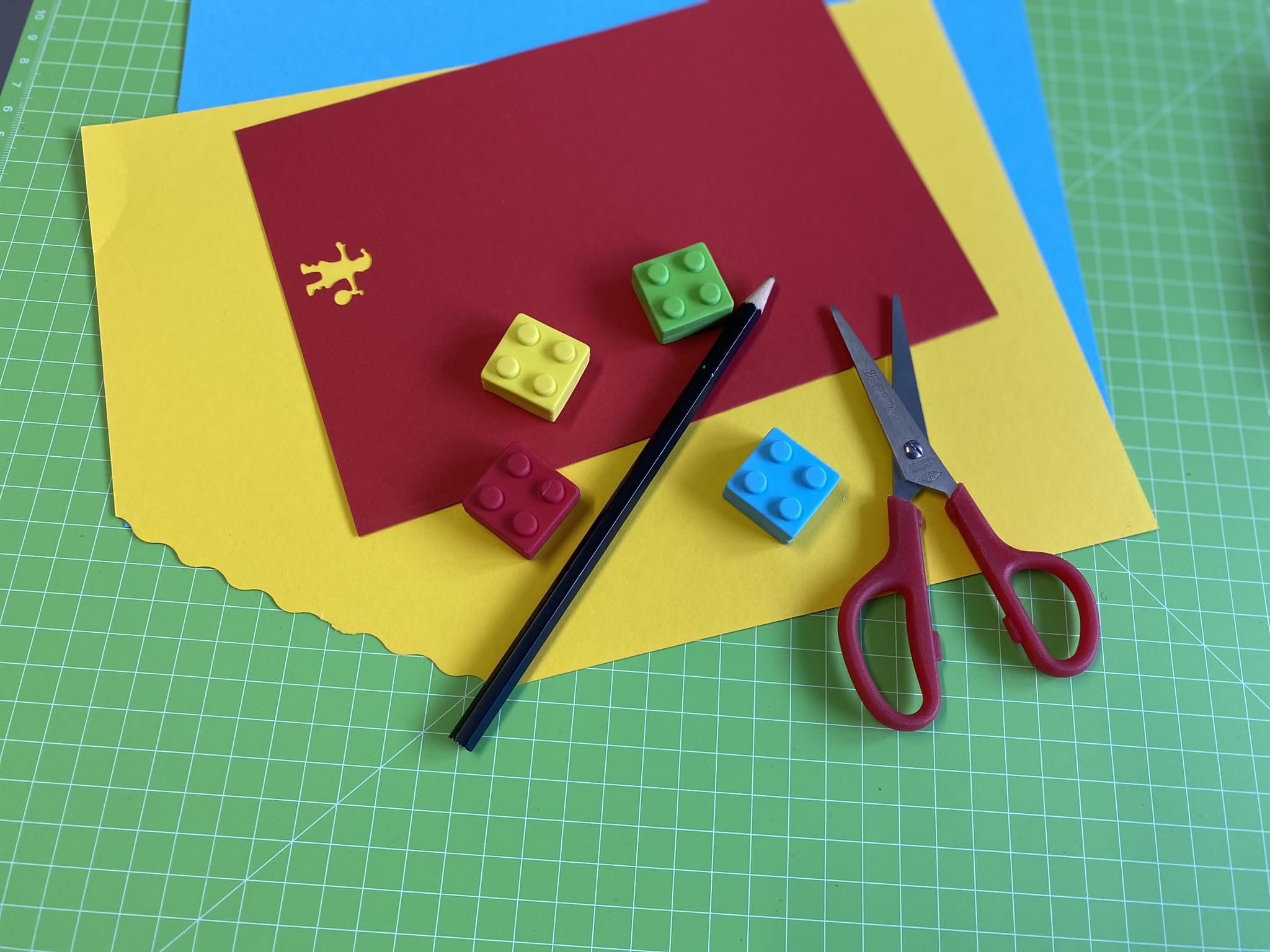 WEDO Bricky - Set di 4 gomme da cancellare a forma di mattoncini (rosso, blu, giallo, verde), plastica, senza PVC, ftalati e lattice, circa 2,5 x 2,5 x 1,3 cm