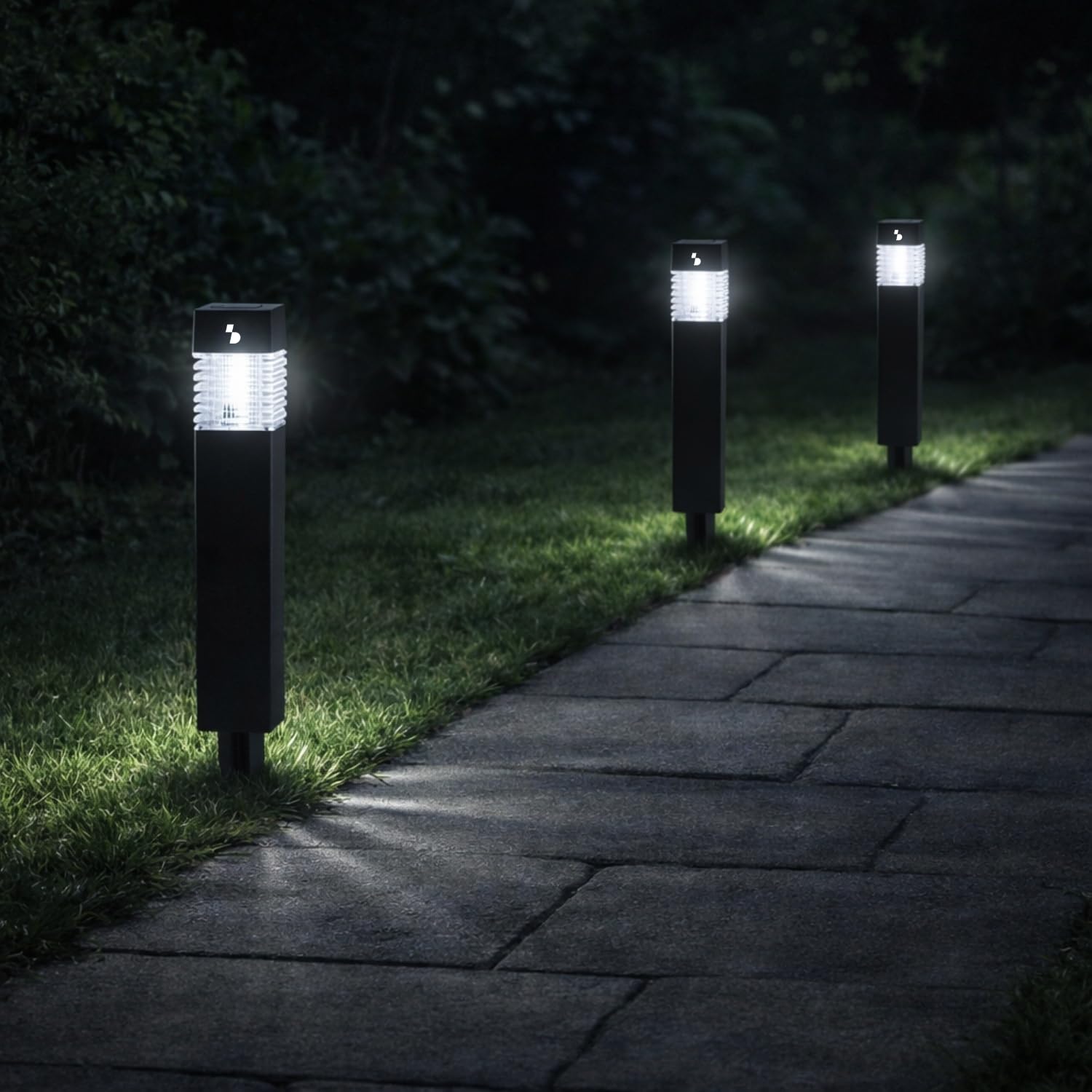 BEPER P207ILO030 Zestaw 3 solarnych lamp schodowych, zewnętrzne lampy solarne LED z kolcami, automatyczne włączanie, oświetlenie ścieżek i rabat kwiatowych, IP44