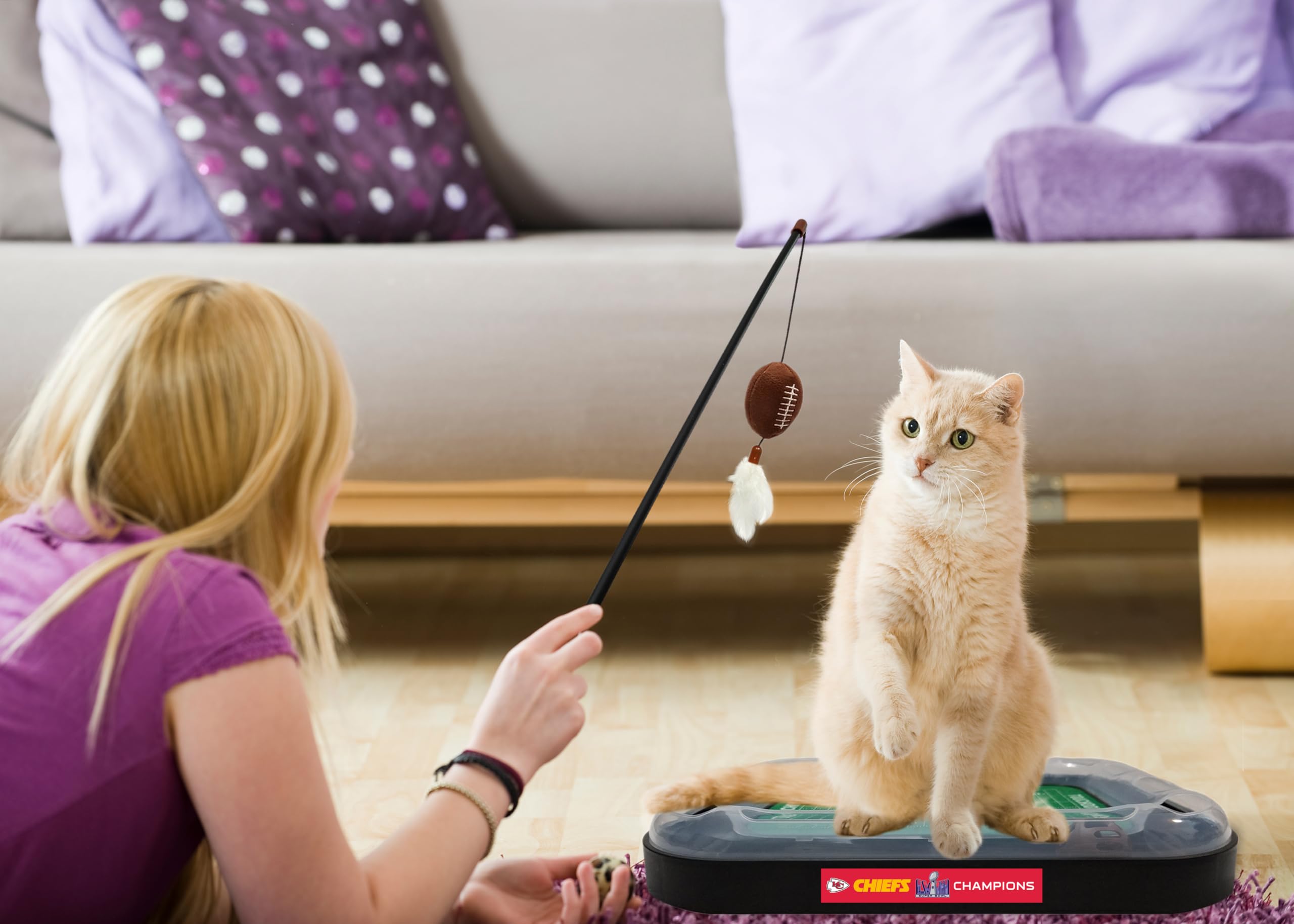 Pets First NFL Superbowl Champion Football Field Cat Scratcher Toy con relleno de hierba gatera, juguete de fútbol de peluche y colgante de plumas, con cascabel, logotipo del equipo ganador, juguete