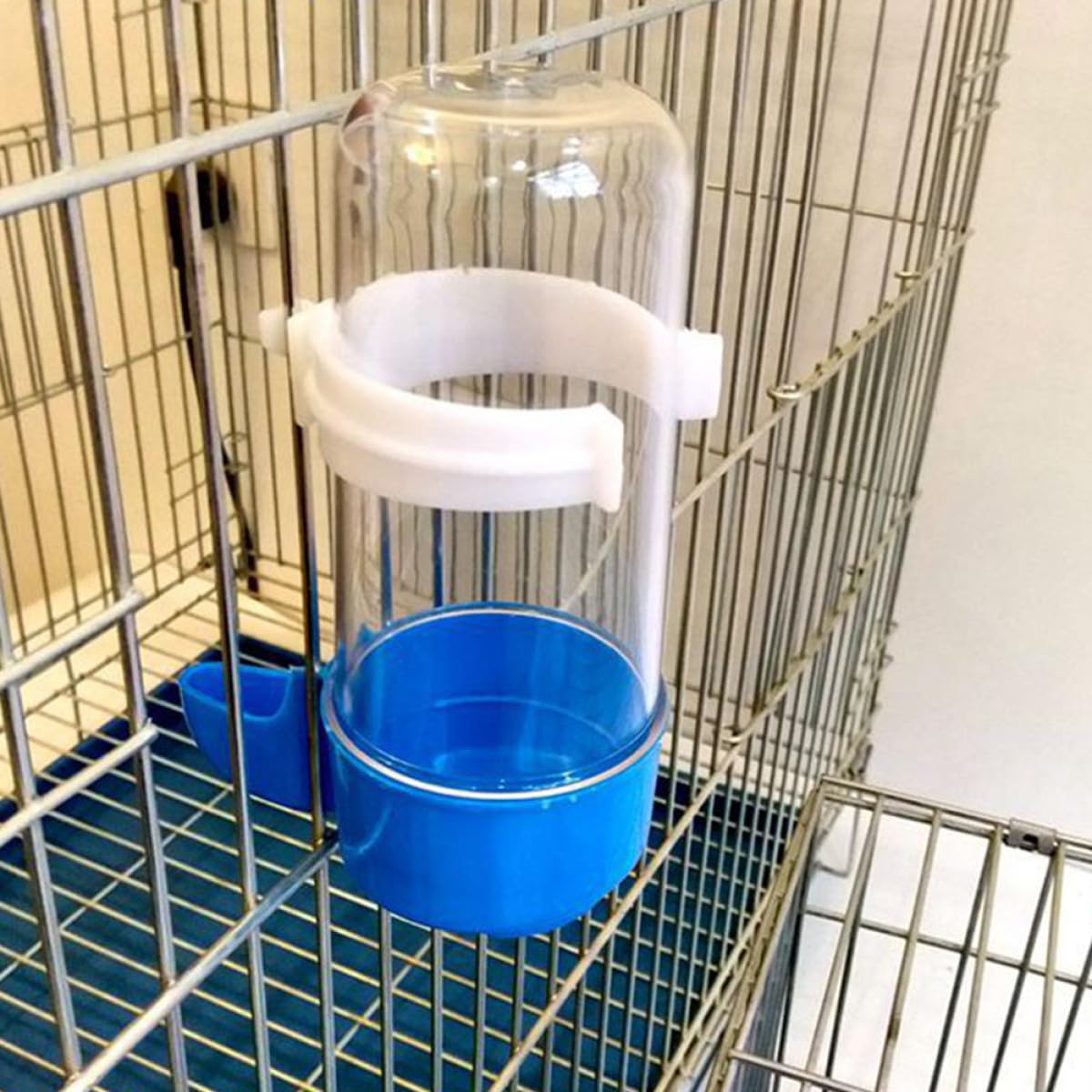 Toyvian Lot de 6 Abreuvoirs Automatiques pour Perroquets, Fontaine à Eau 240 ML en Plastique Solide, Outil d'alimentation en Eau pour Oiseaux en Cage, Accessoire Pratique Couleur - 5