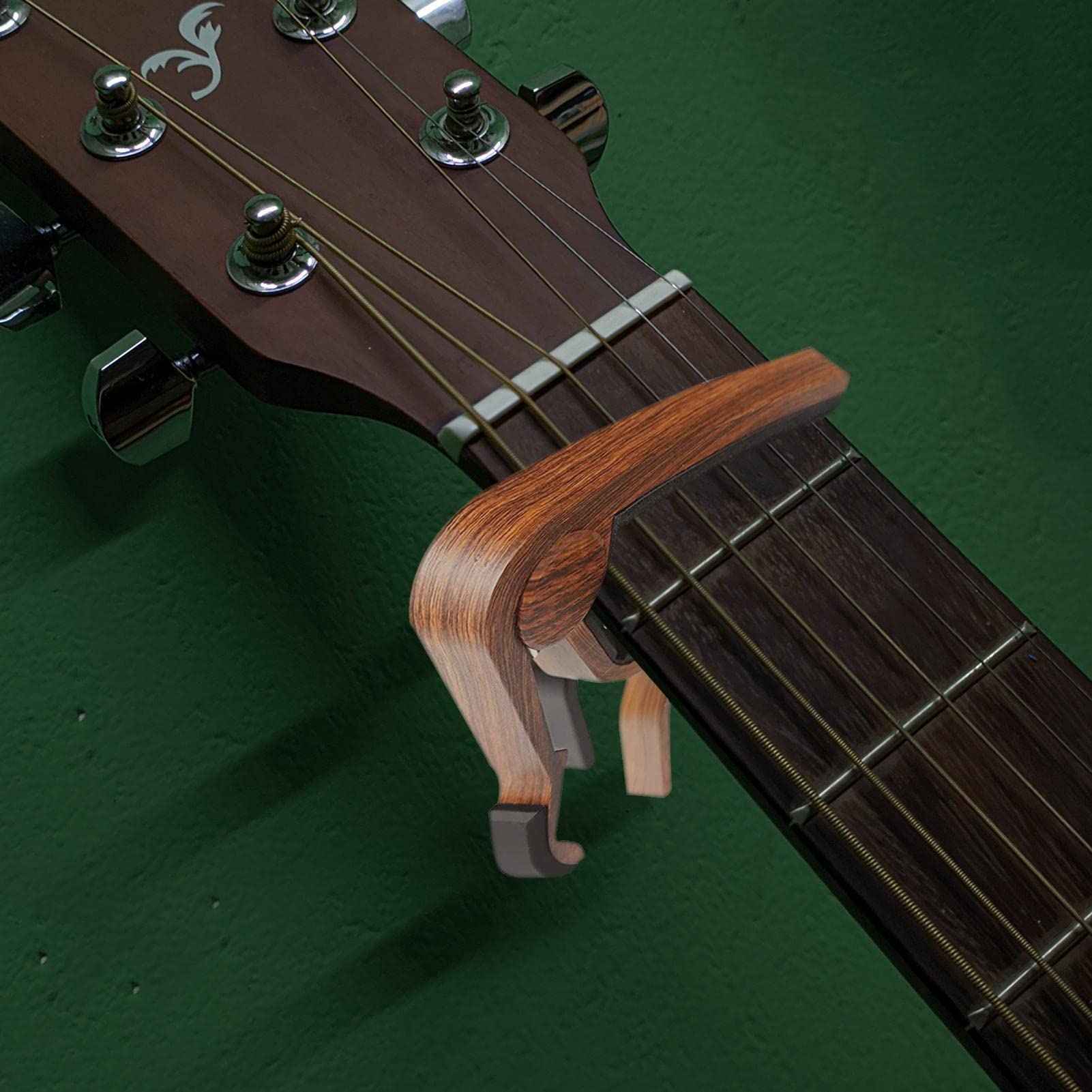 JINGLING 5 capotasti per chitarra elettrica, 2 capotasti per chitarra elettrica, ukulele, mandolino, banjo, per chitarra, inclusi 5 plettri | elettrica, ukulele, mandolino, banjo, per chitarra, inclusi 5 plettri
