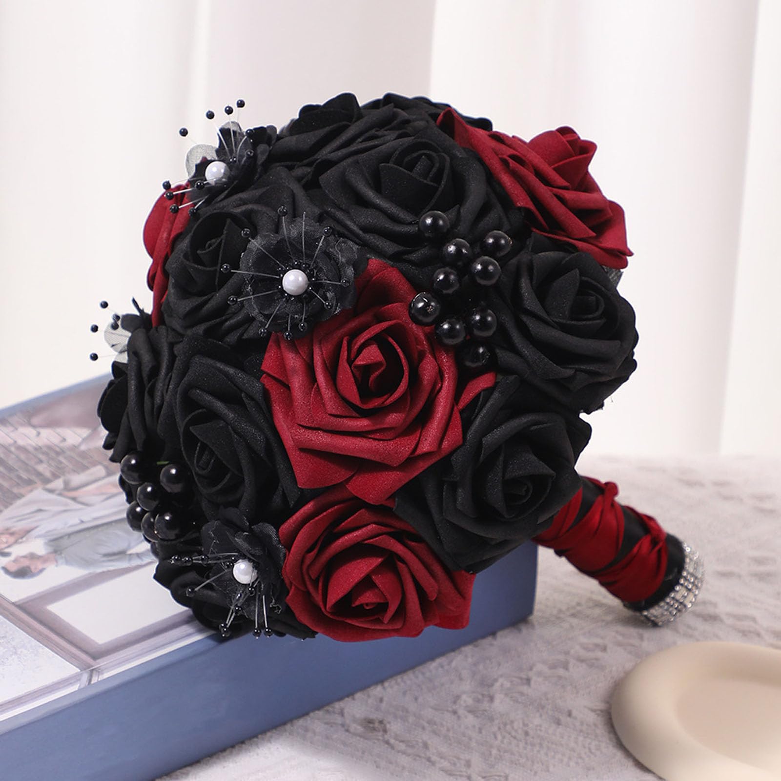 Bouquet de mariage sombre style gothique noir et bordeaux rose pour mariée