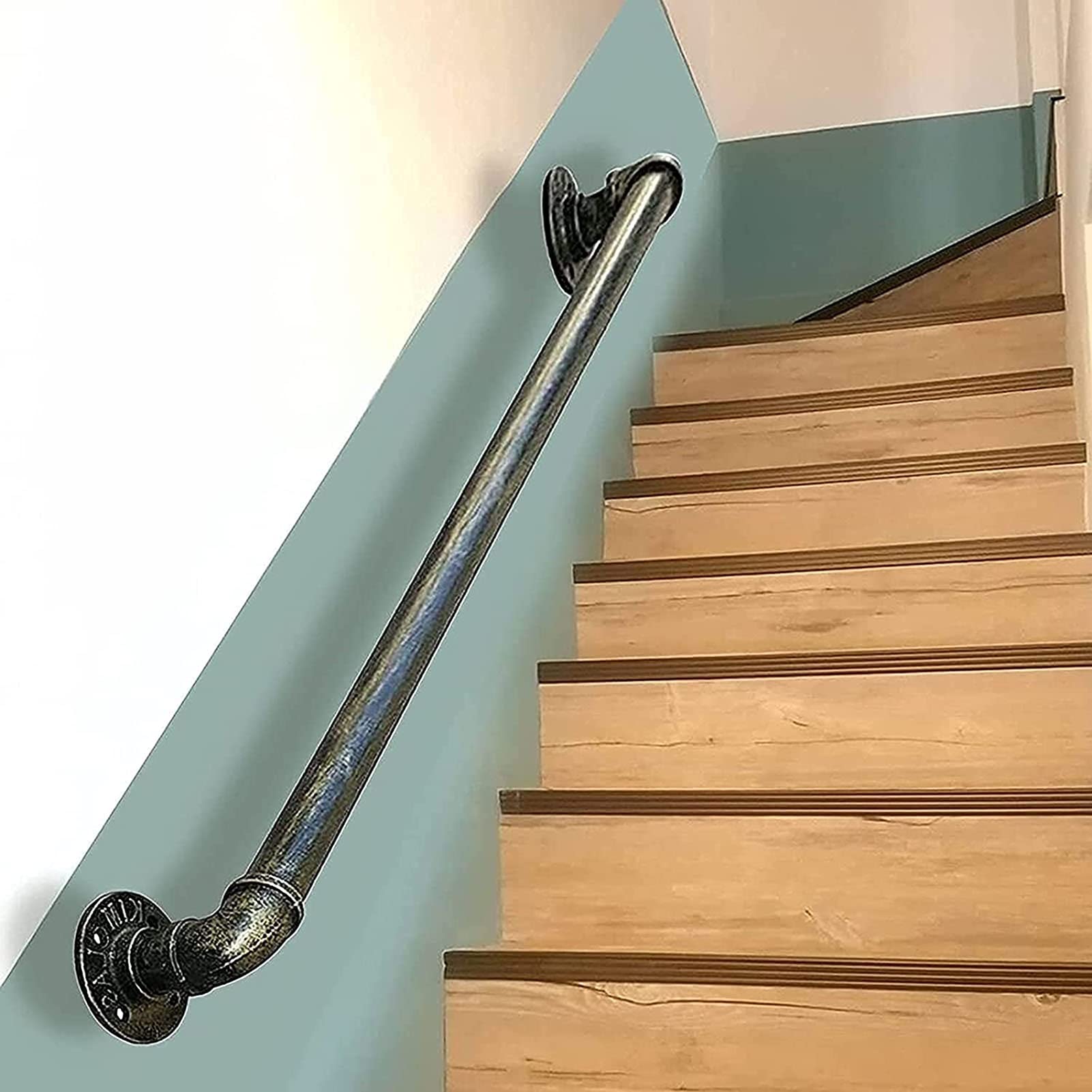 Rampe de sécurité en fer forgé pour sublimer l'entrée et le jardin extérieur