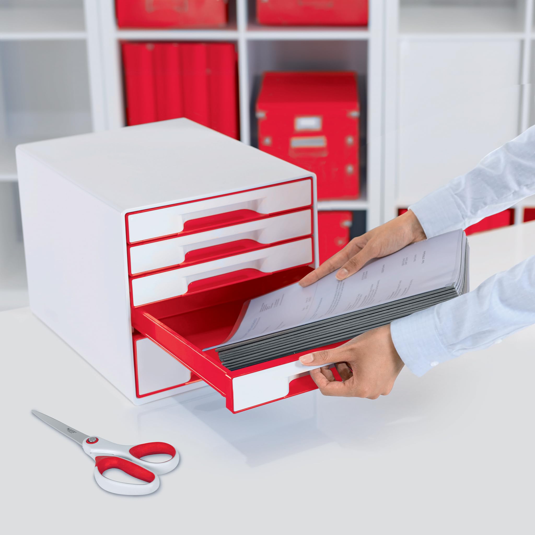 Leitz WOW Cajonera de Sobremesa, Archivador de Cajones para Escritorio Tamaño A4 con Bandeja Organizadora Transparente, 4 Cajones Pequeños y 1 Grande, Blanco/Rojo, 52132026