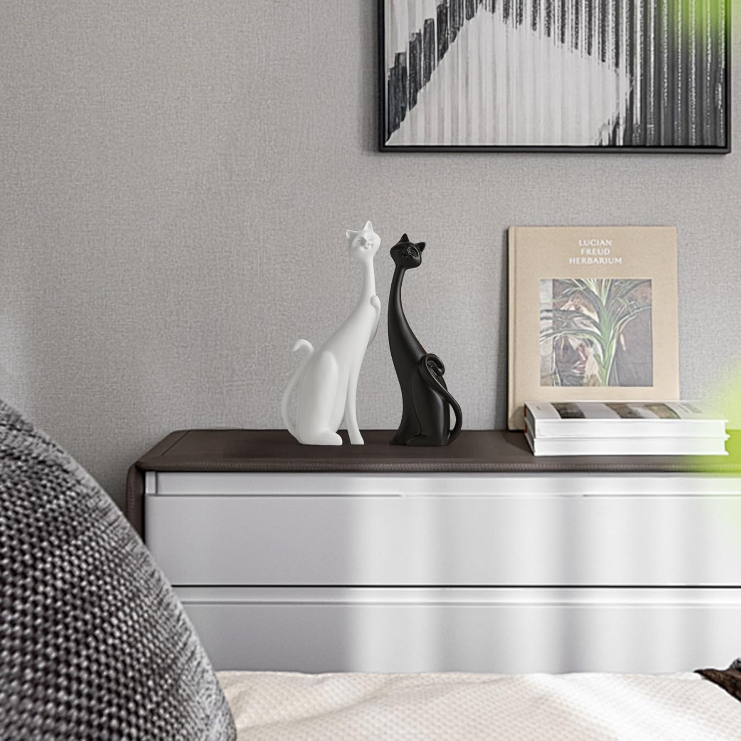 Octdays Cats Statue Table Decor - White and Black Smiling Cat Couple Figurines Book Shelf Decor, Modern Animal Sculptures Decorations for Living Room Office Dining Room Apartment (White and Black)