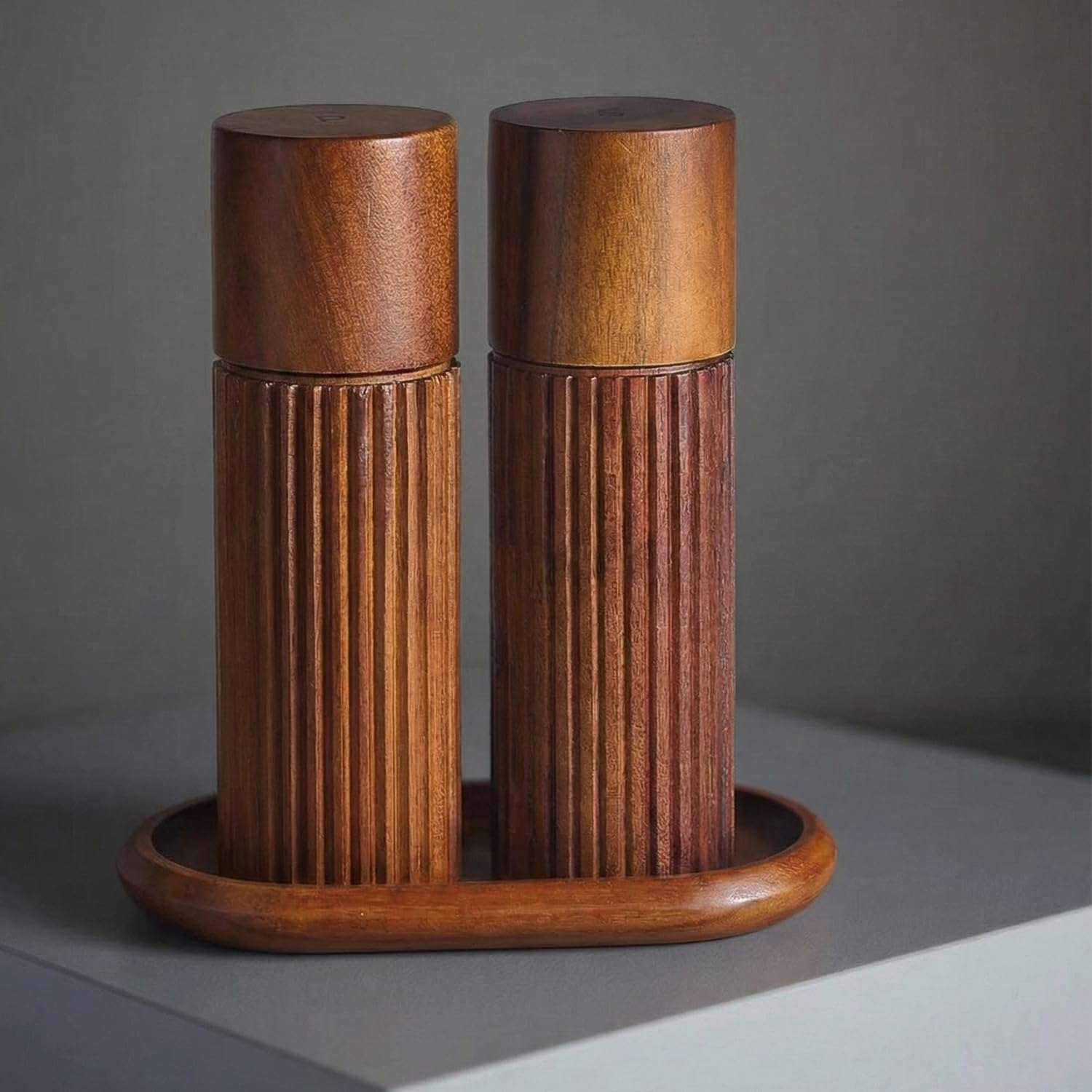 Drewniany Zestaw Młynek do Soli i Pieprzu z Akacji – Antypoślizgowa Ryflowana Konstrukcja, Ceramiczny Mechanizm Regulowany, Pokrywki z Grawerem S/P, 16,5 cm (Z podstawką)