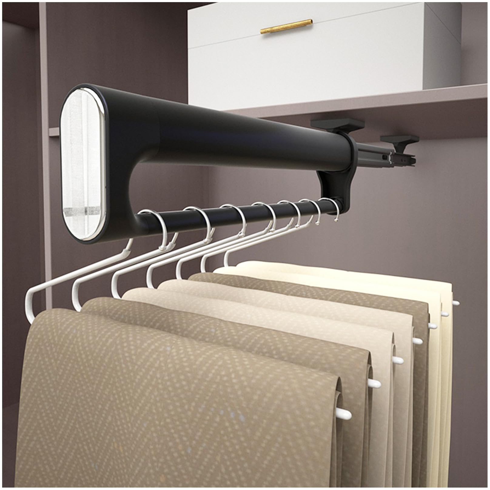Organiser vêtements et pantalons dans une armoire compacte