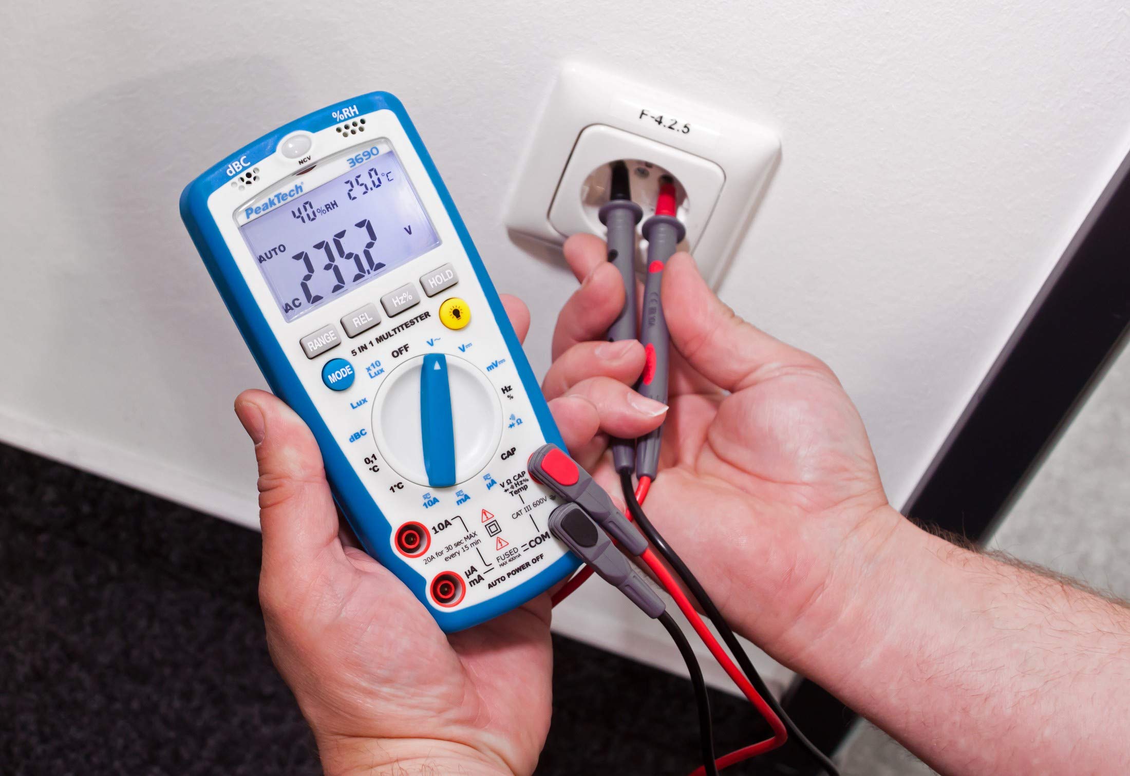 PeakTech P 3690 – Digitales 5-in-1 Messgerät – Multimeter, Schallpegelmessgerät, Luftfeuchtigkeitsmessgerät, Thermometer, Durchgangsprüfer in einem – Strommessgerät mit 4000 Counts 600V