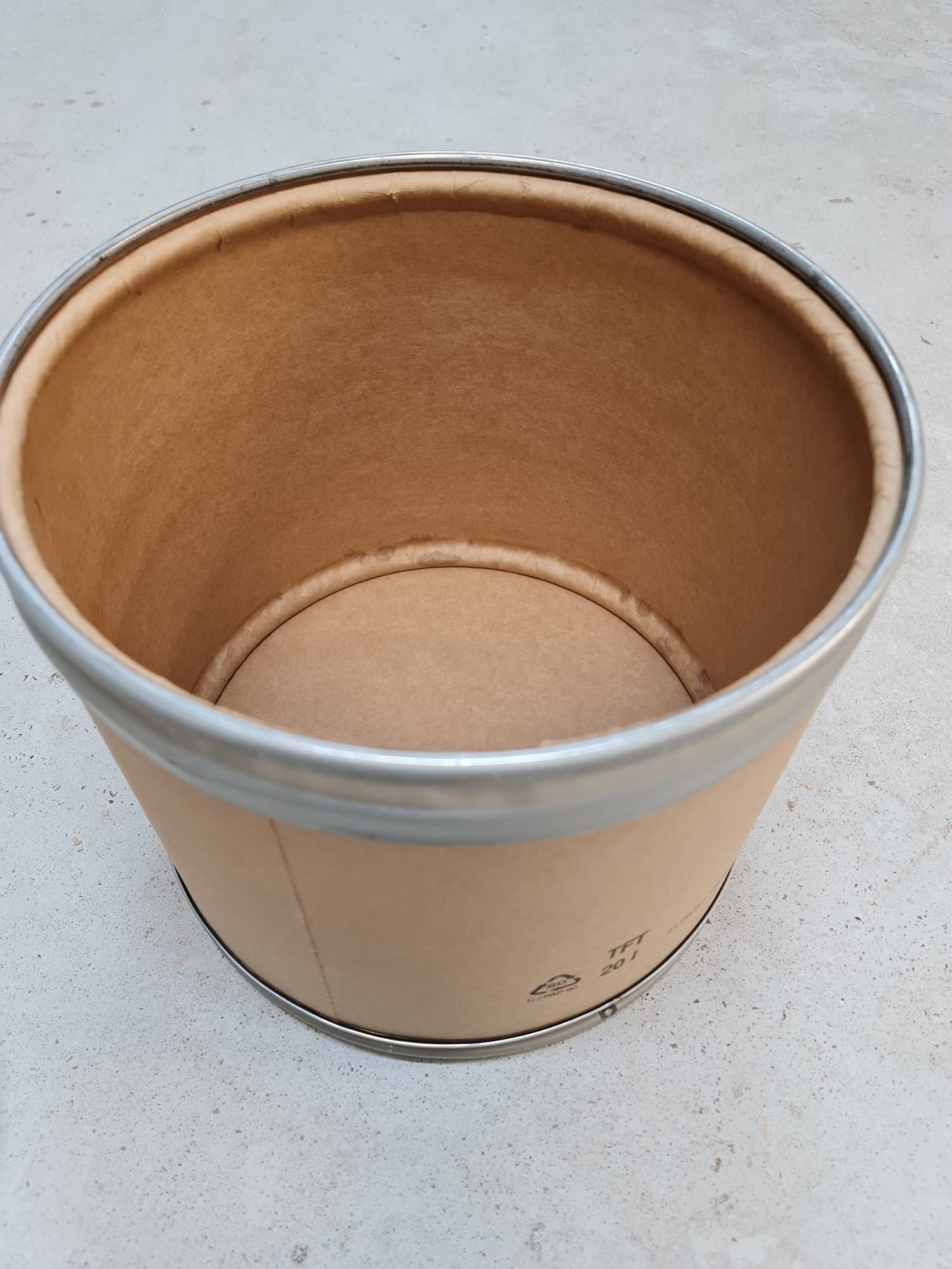 Tambour en carton de 20 et 40 litres, avec couvercle en fibre rigide et anneau de serrage (20 litres)
