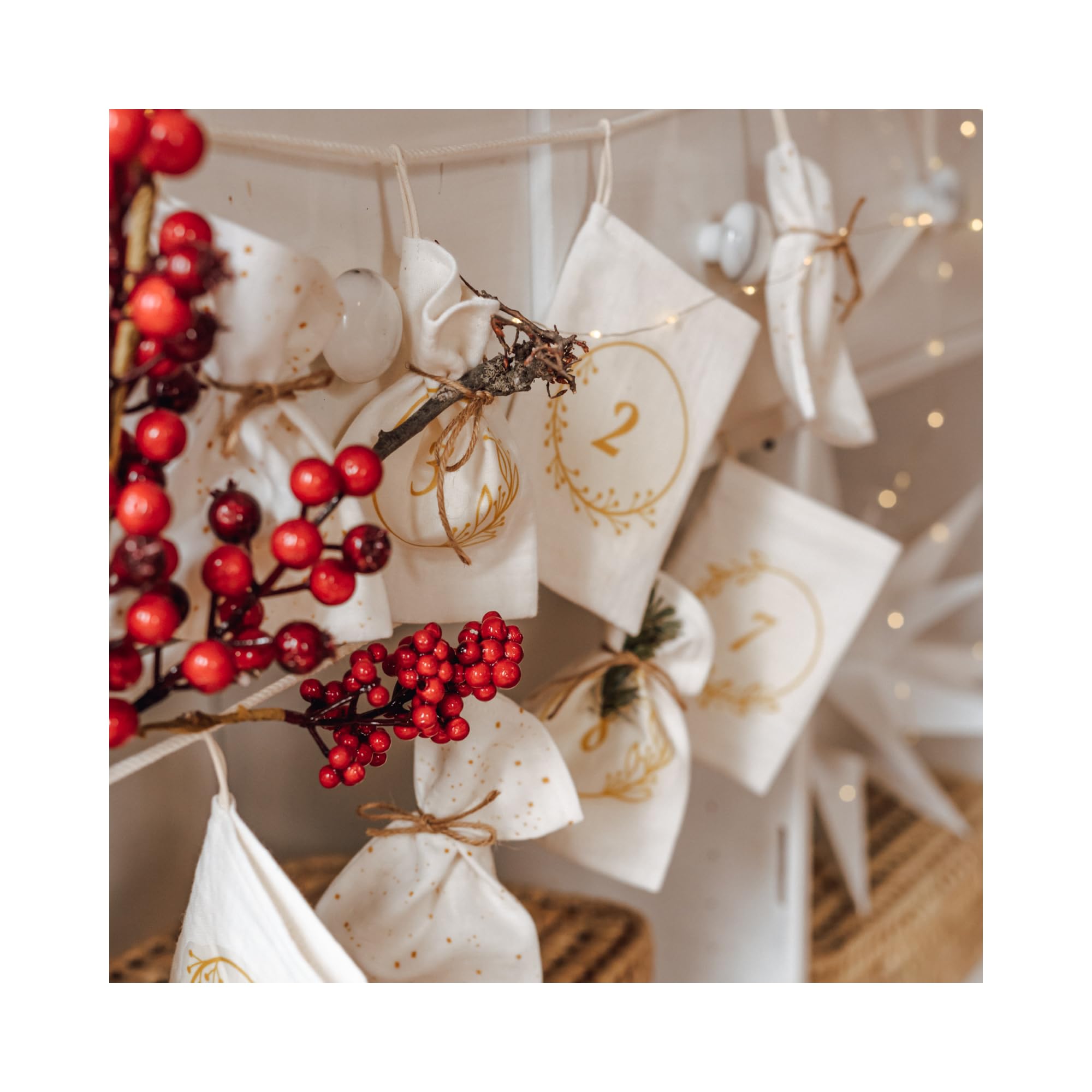kikadu Adventskalender Aufhänger - Aus 100% Bio-Baumwolle mit 24 nummerierten Taschen zum Befüllen