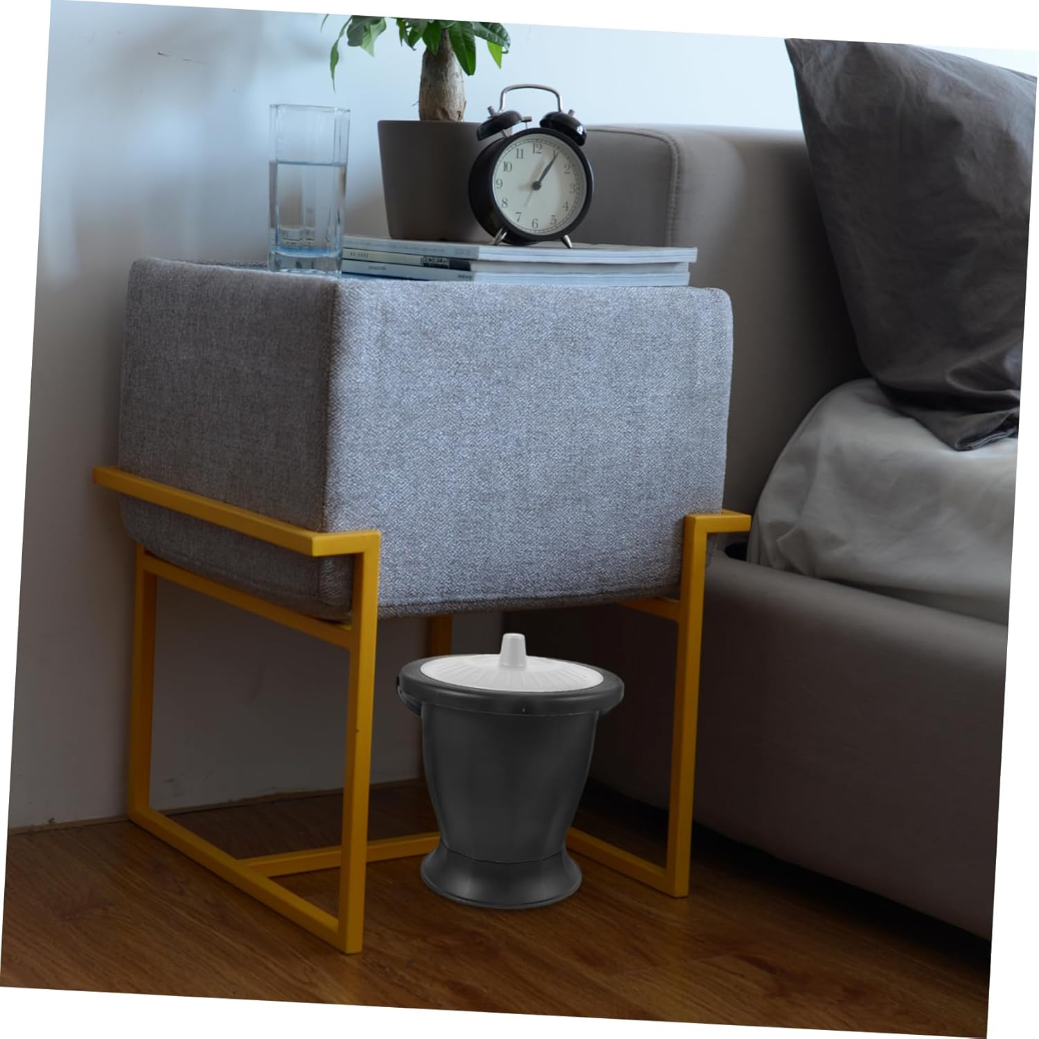 Vaguelly Portable Adult Urinal Pot with Lid Chamber Pot for Elderly Children and Pregnant Women Lightweight Plastic Easy to Clean Suitable for Home and Bedroom