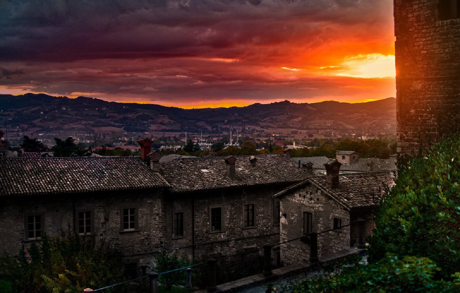 friends jigsaw puzzle 1000 elementów Zachód słońca na dachach miasta Perugia Gubbio, Włochy 75x50cm