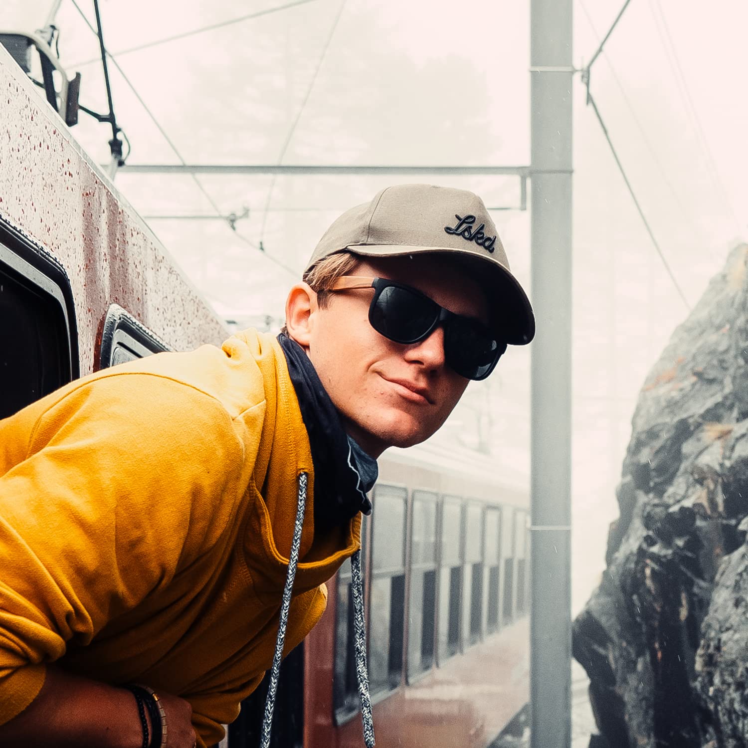 GOWOOD Occhiali da sole piazza in legno uomo e donna | Occhiali premium polarizzati con aste in legno di noce e telaio in acetato nero | Lenti scure UV400 | Occhiali da sole con protezione UV (Nero)