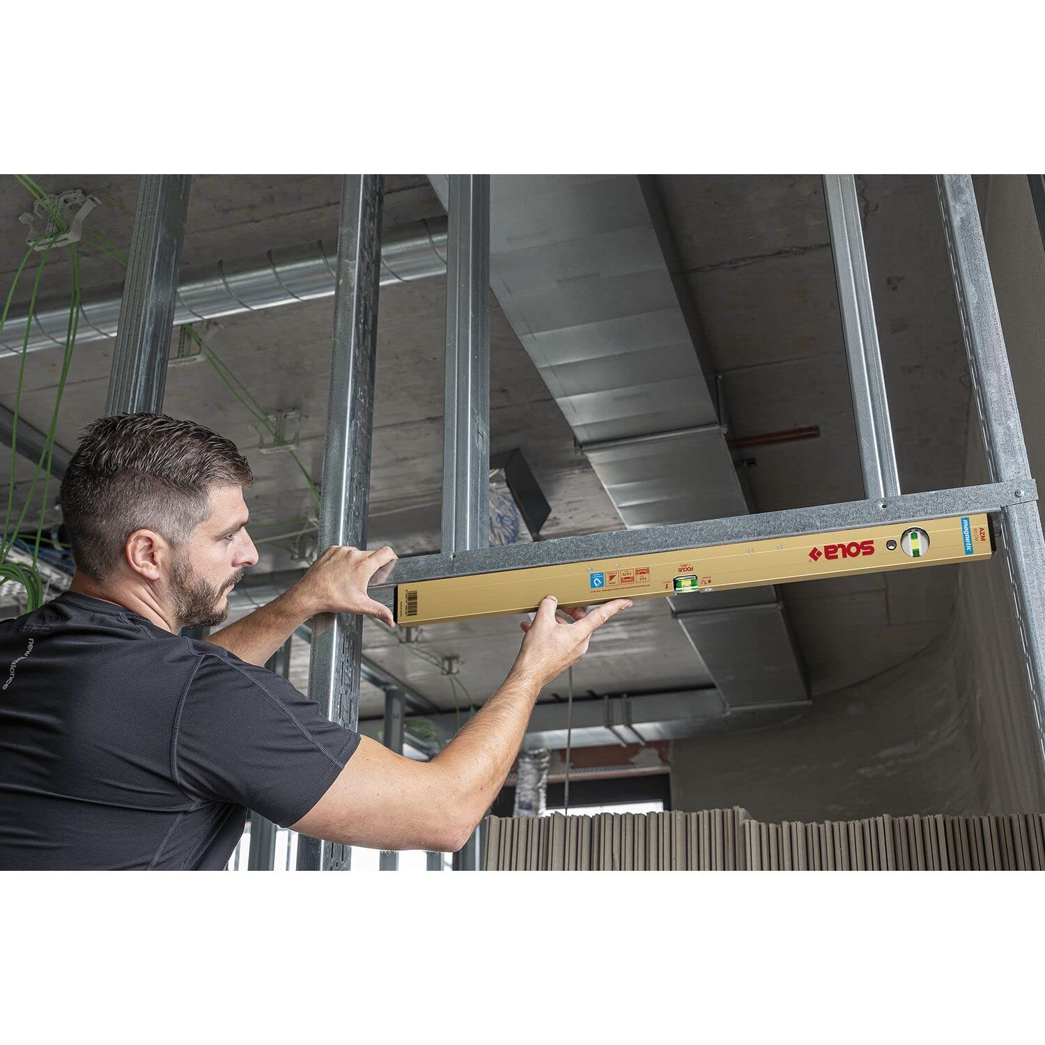 SOLA AZM 100 - Wasserwaage magnetisch 100 cm - starker Halt durch Neodym Magnete - Wasserwaage mit Magnet 100 cm - patentierte SOLA-Focus Libelle