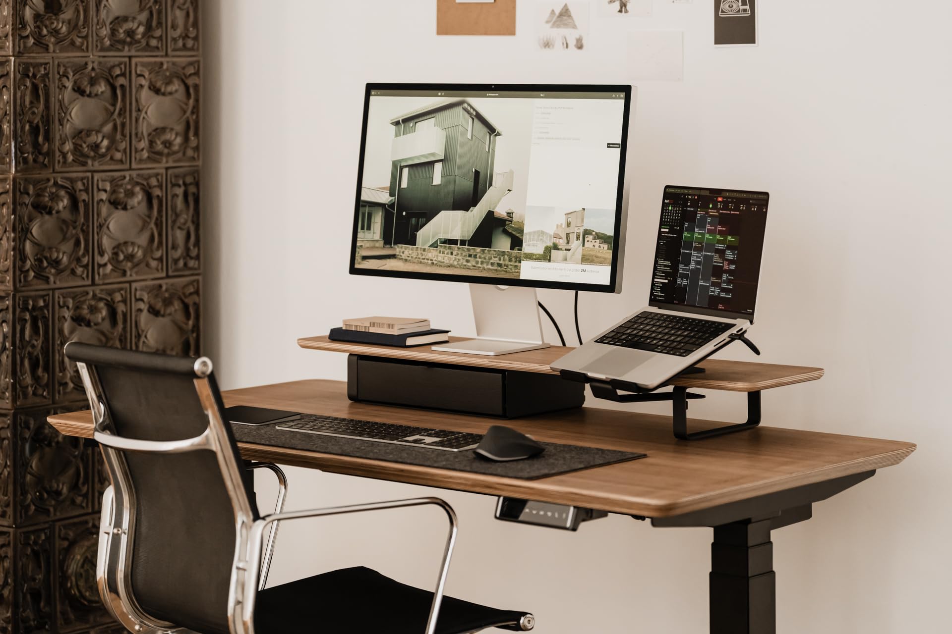 Oakywood - Supporto per Laptop per Scaffale da Scrivania - Dimensioni Grande (15-16") - Altezza Ergonomica - Design Salvaspazio - Rotazione Regolabile - Nero