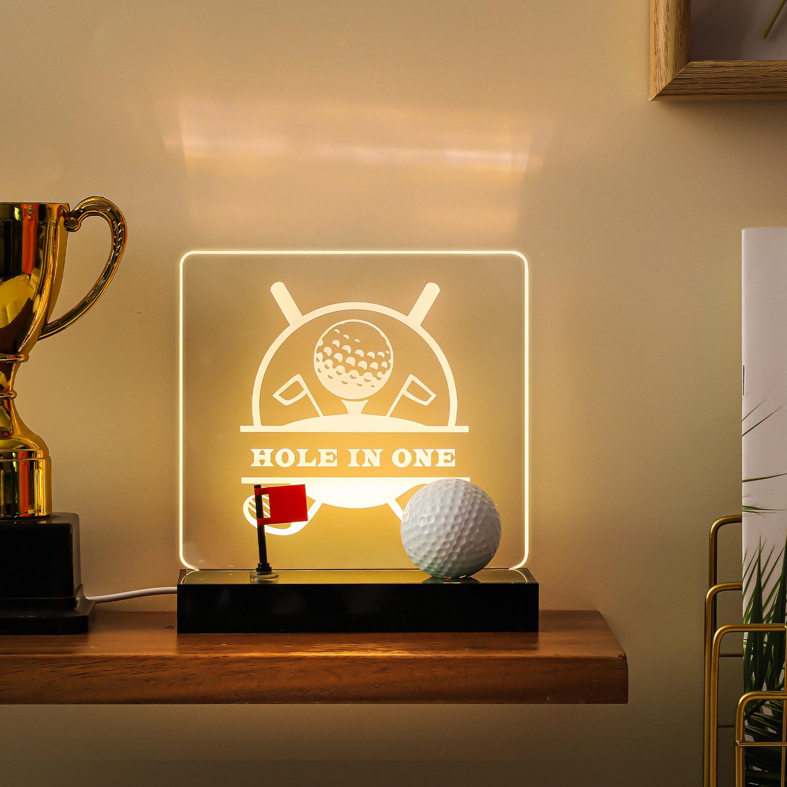 Tioncy Vitrina para pelotas de golf con agujero en uno, soporte iluminado para pelotas de golf con alimentación USB, base de madera y accesorios acrílicos, vitrinas de recuerdos para golfistas,