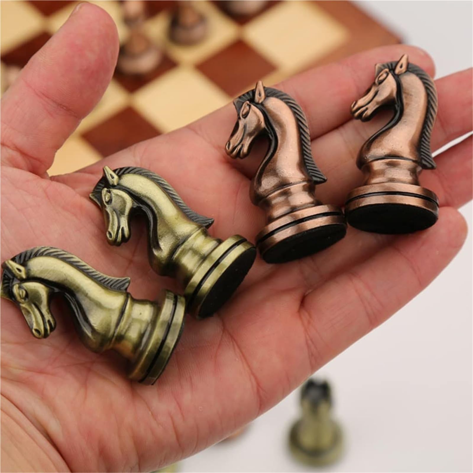 Set di scacchi retrò in metallo con scacchiera pieghevole in legno e pezzi standard classici fatti a mano for bambini e adulti scacchiera portatile