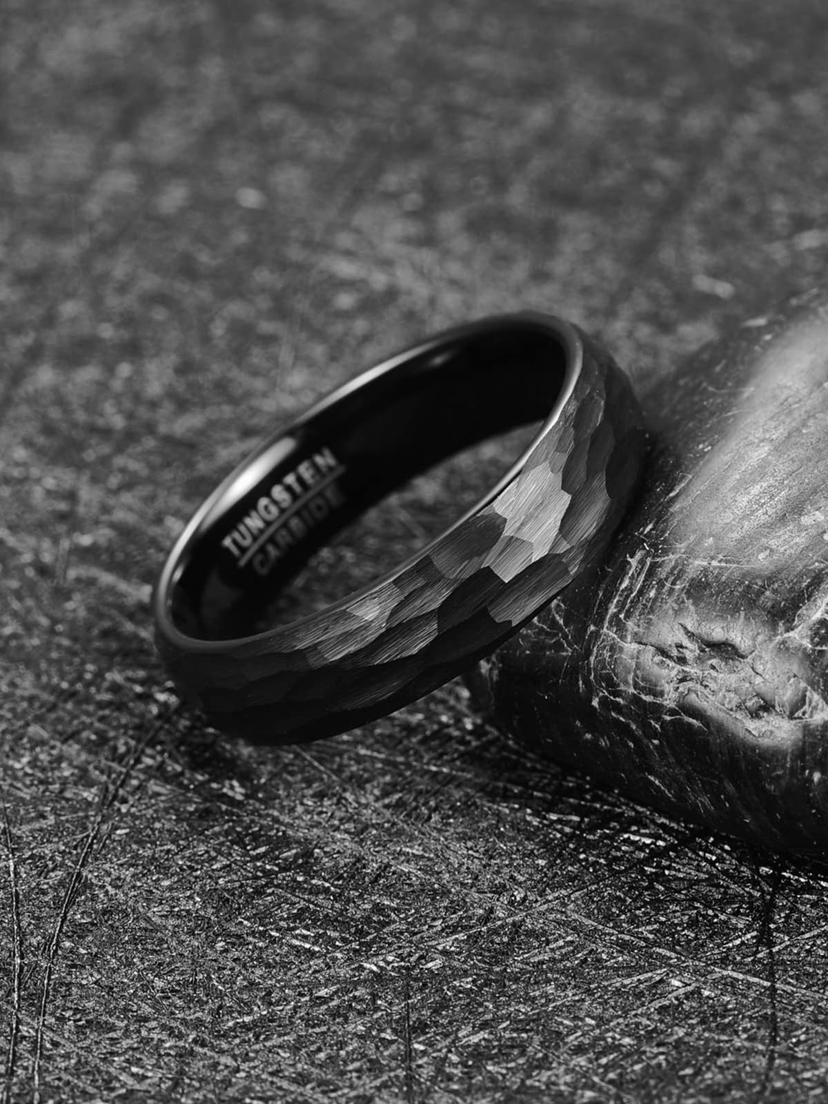 VAKKI 4/6/8mm Bague Tungstene Facettes Martelé Homme/Femme Noir Mode Finition Brossée Bague Fiançailles Alliance Taille 49-67(15.6-21.3)