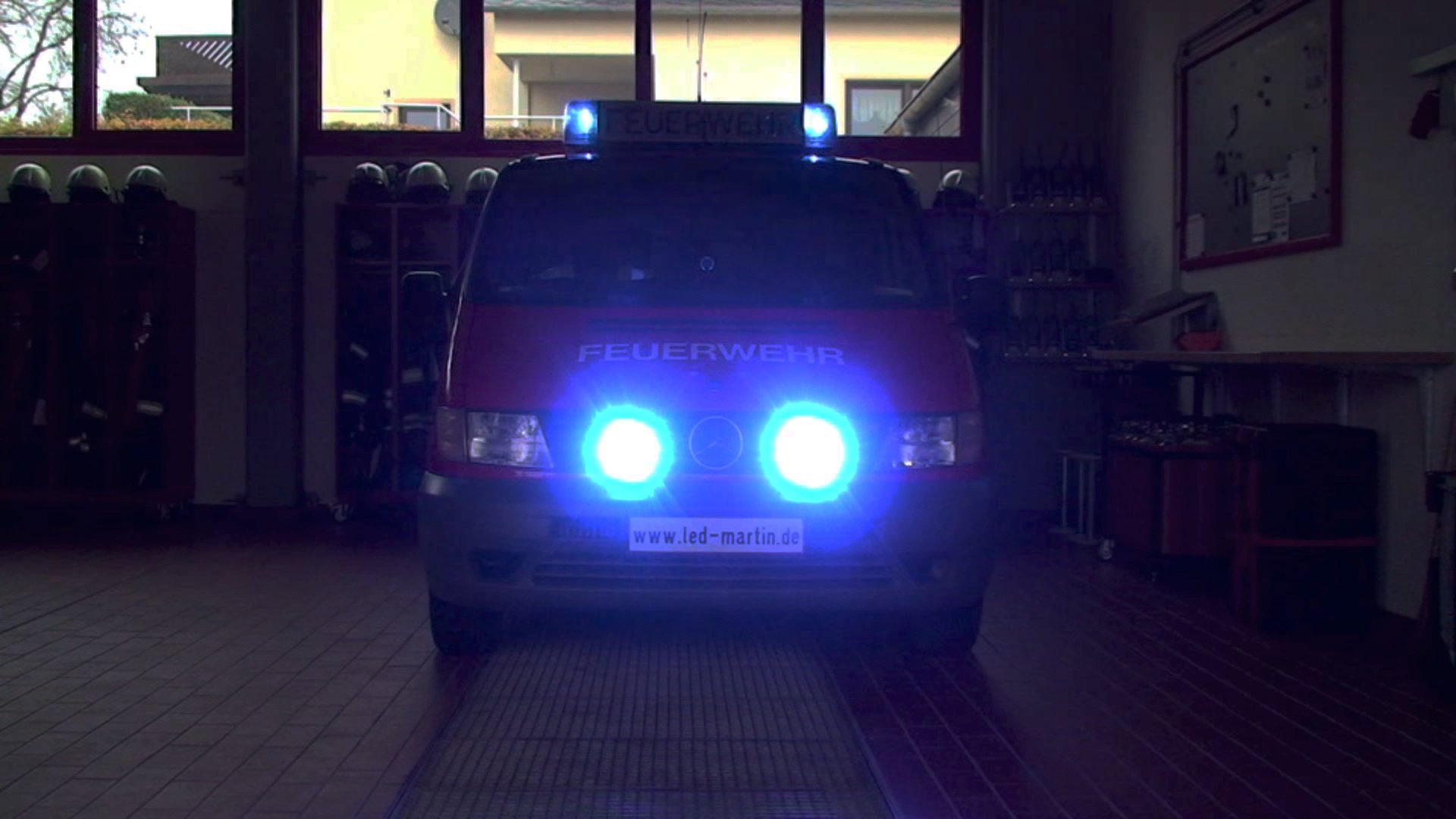 Niebieski reflektor LED R65 LED Martin Freeway 18 W, priorytet strażacki.