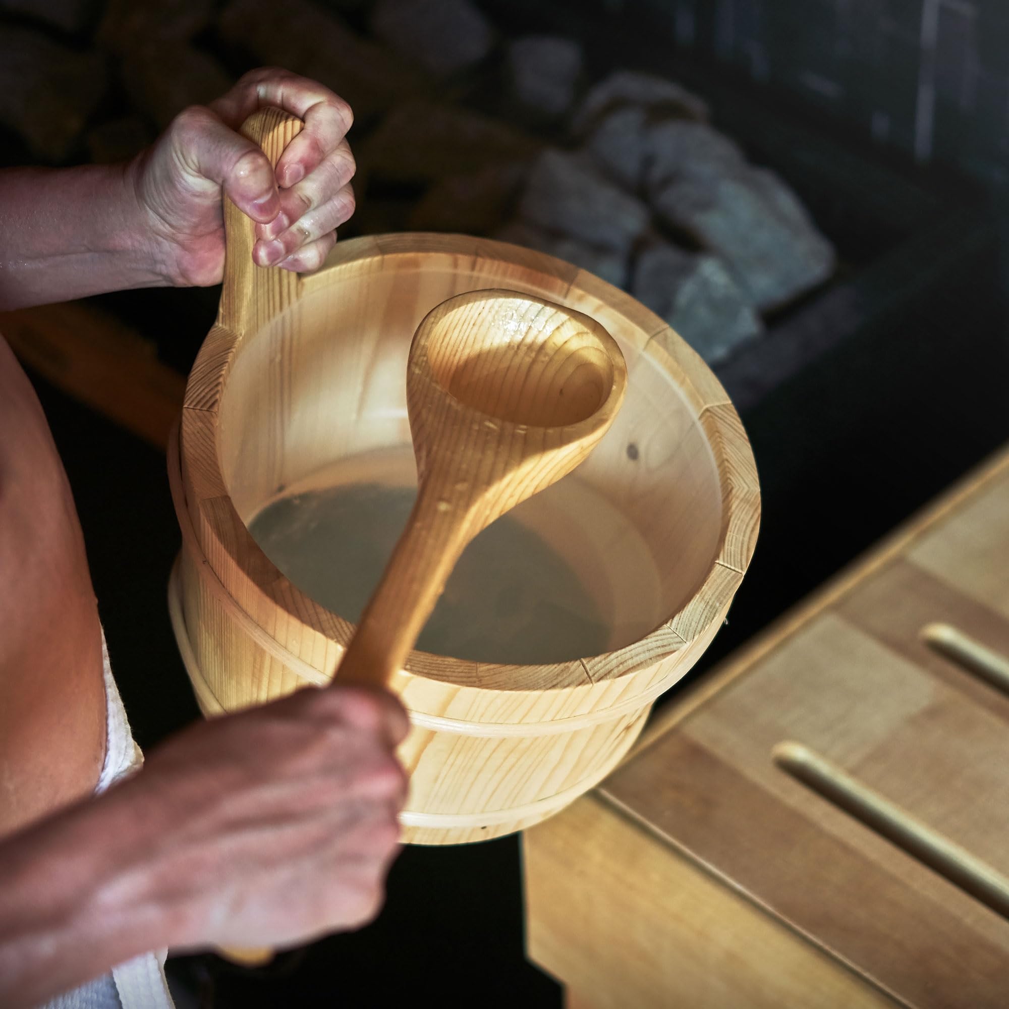 LuxeBath Kit Accessori Sauna in Legno di Pino Massiccio, Collezione Benessere 4 Pezzi, Secchiello per Infusione con Mestolo, Misuratore Termo Igrometrico e Clessidra 15 Minuti, Recipiente 4,5 L