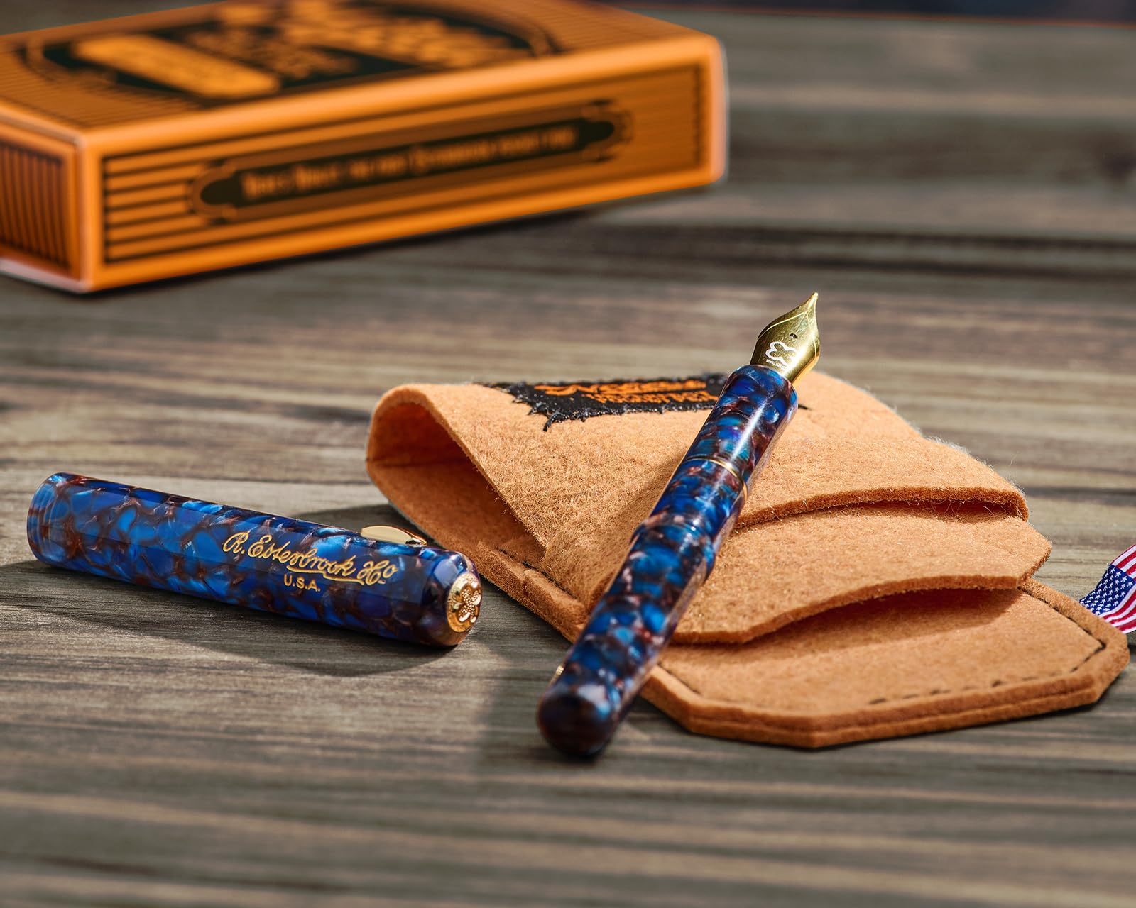 Esterbrook Niblet Füllfederhalter Nouveau Blue, Kompakt aus hochwertigem Harz, Edelstahlfeder Gold in der Größe M, EPP9156-M | Kompakter, cliploser Taschenfüllhalter (Pocket Pen) mit JoWo-Edelstahlfeder M und kurzem Standardkonverter