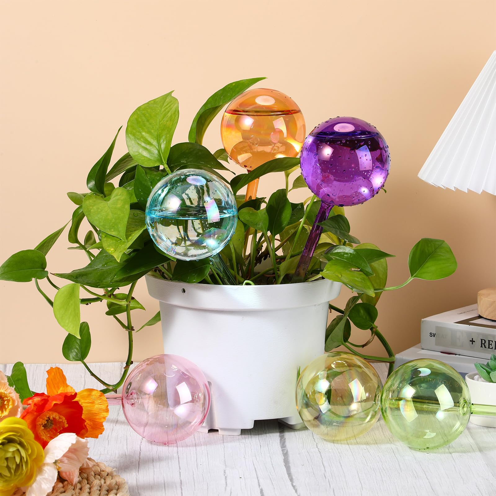 Globes d'arrosage automatique en verre pour garder vos plantes vertes fraîches pendant les vacances