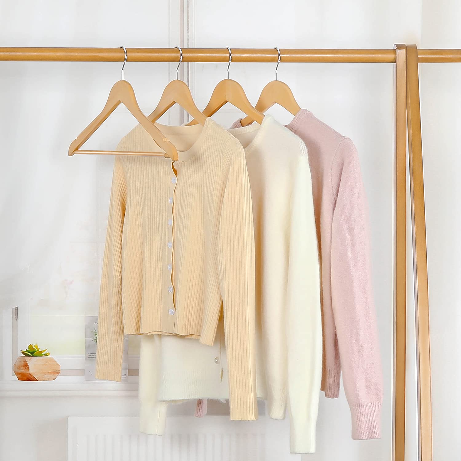 TOPIA HANGER Grucce in legno, confezione da 30 grucce in legno naturale, resistenti, con gancio girevole a 360 gradi, barra antiscivolo per pantaloni e intagli per spalle per top camisole, CT34N30