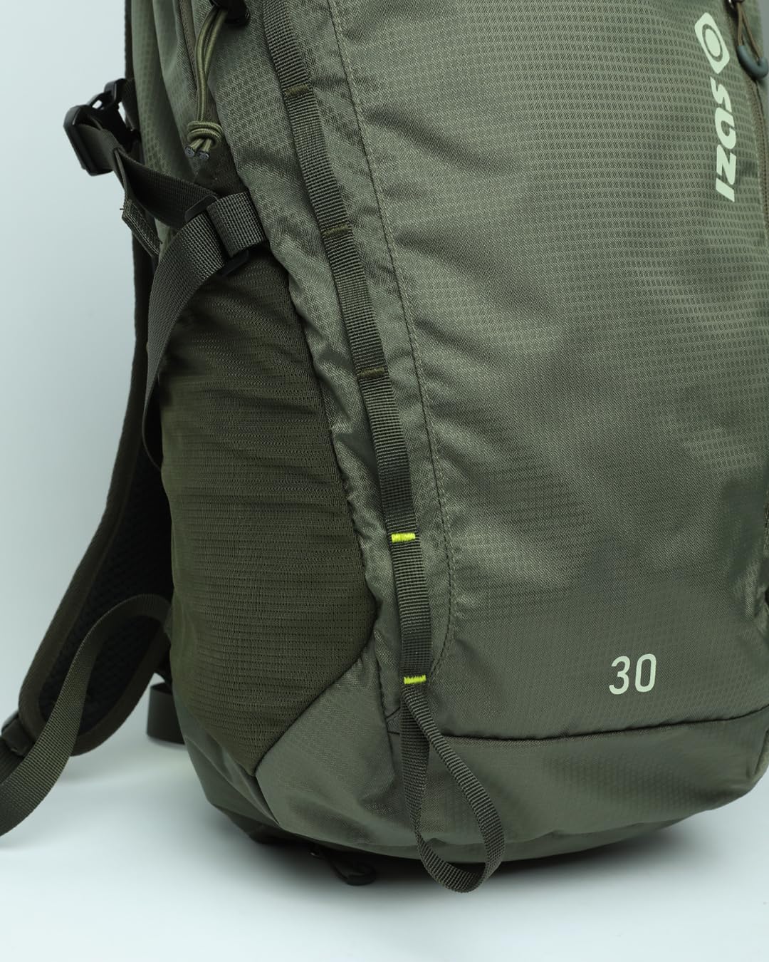Izas Parker Mochila de 30L para Montaña, Senderismo o Gimnasio con Múltiples Bolsillos y Refuerzo en Espalda. Mochila Deportiva Transpirable con Tiras Ajustables y Cubre Mochilas Impermeable. Caki