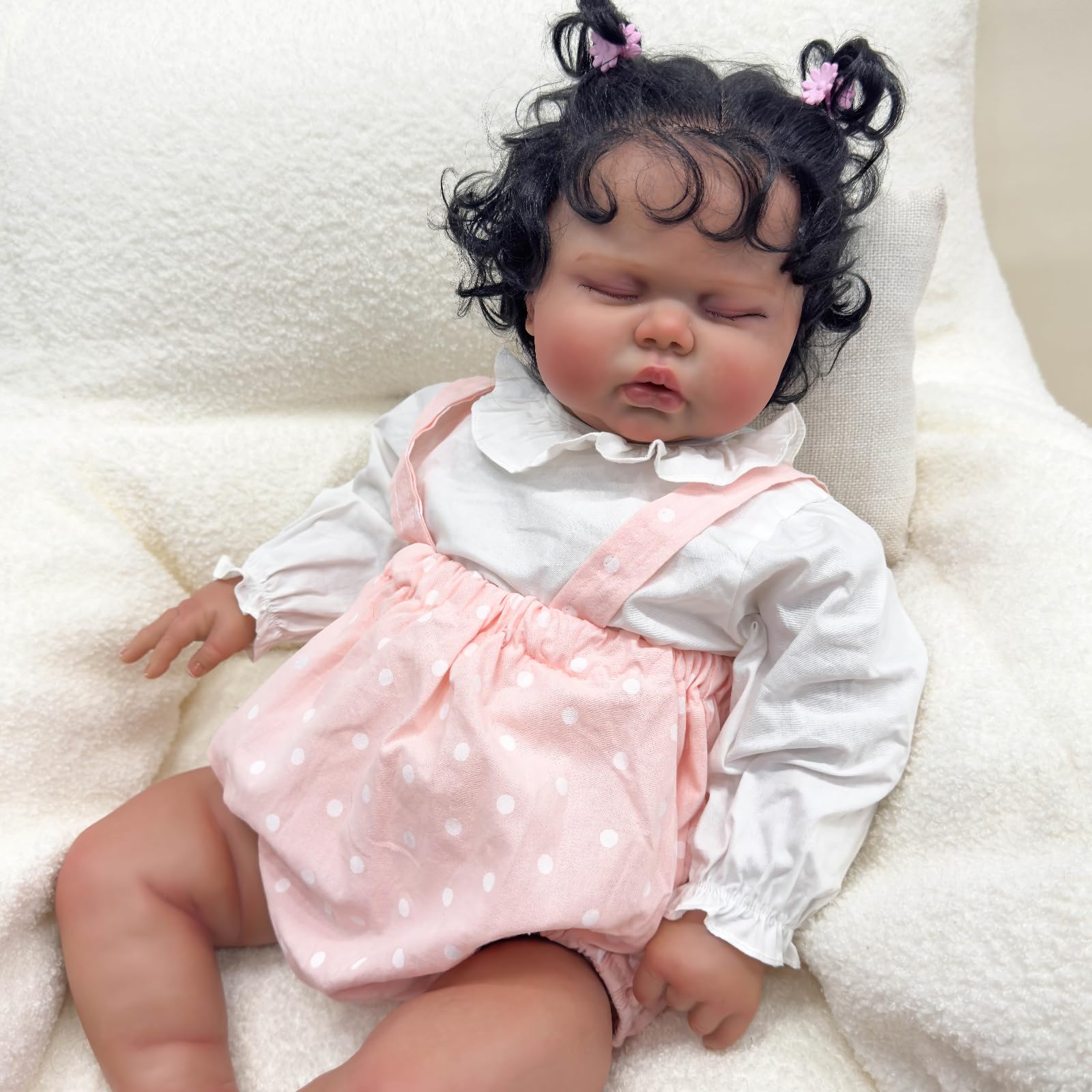 MineeQu 24 cali Realistyczna Lalka Reborn, Afroamerykańska Dzieciątka, Korzeniaty Kurly, Różowa Kropkowa Romper, Żywotna Śpiąca, Kolekcjonerska Noworodek, Zestaw Prezentowy