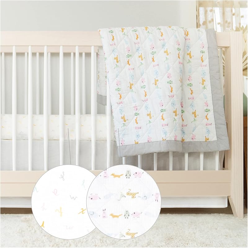 Essentials Juego de ropa de cama para cuna de 3 piezas, paquete de ropa de cama para bebé, manta de algodón, sábana para cuna, pollera para cuna, animales del alfabeto
