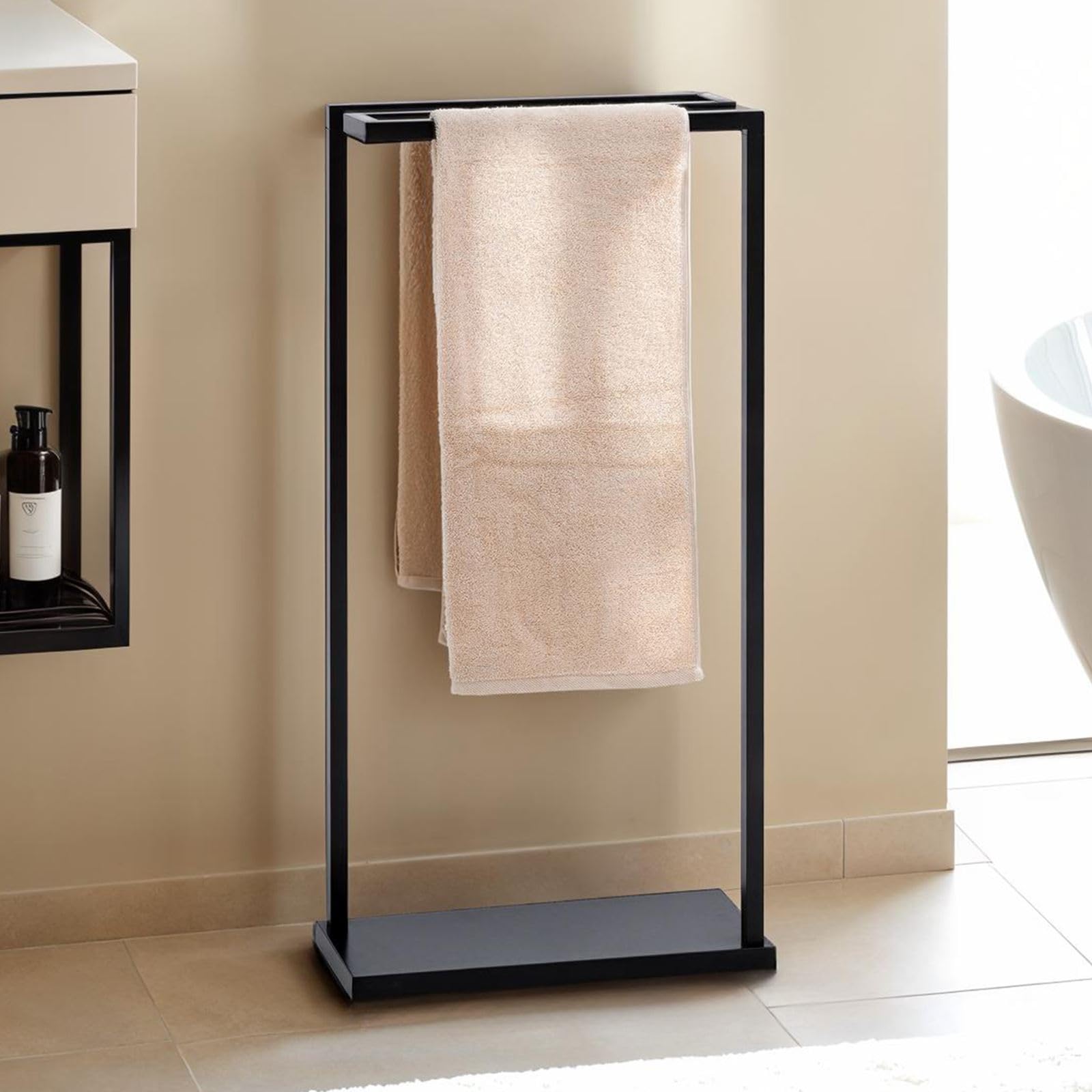 IDIMEX Porte Serviette Salle de Bain en Métal Noir, Design Simple et Moderne, sur Pieds avec Socle Stable, 3 Barreaux Porte Serviettes, Noir