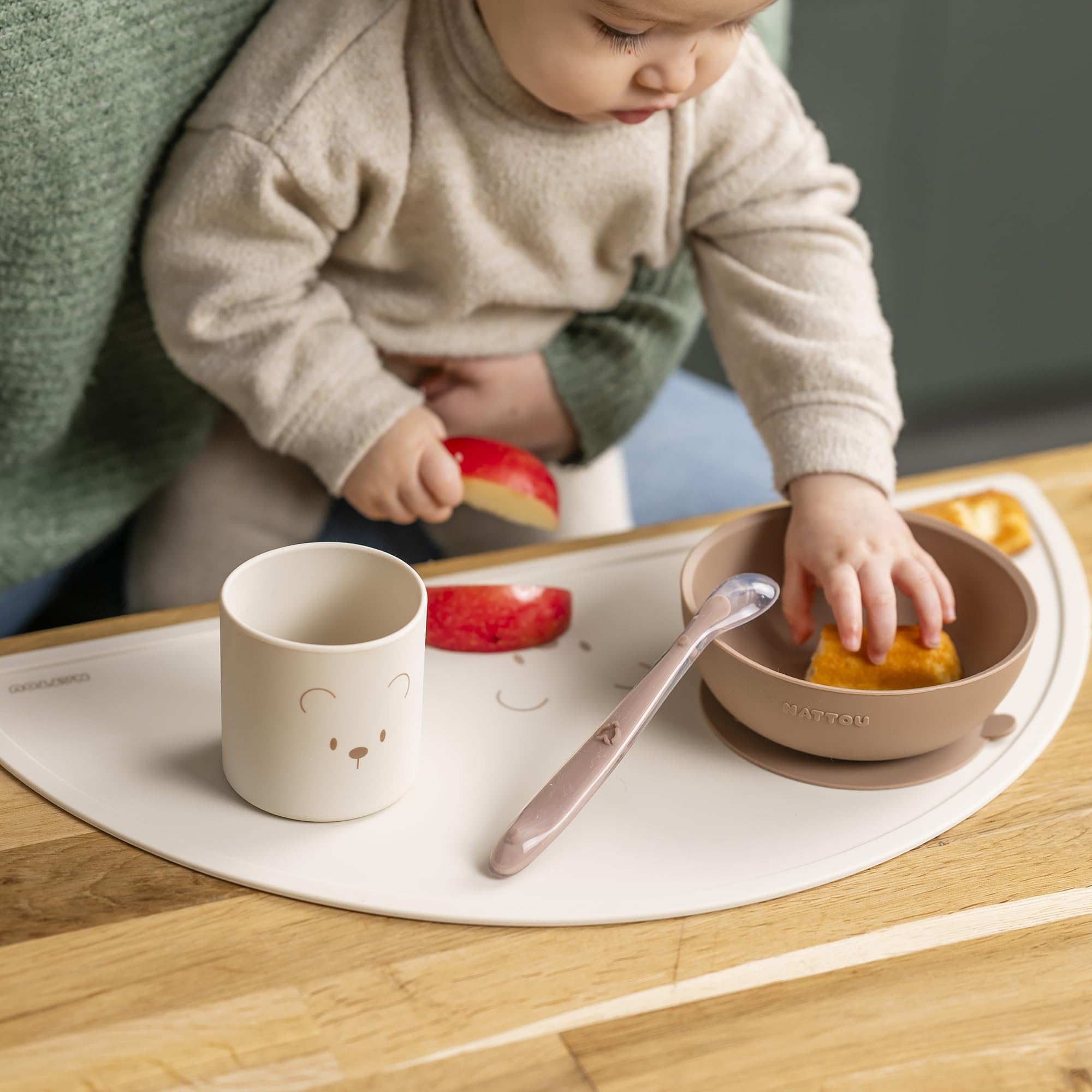 Nattou Stoviglie in Silicone per Bambini, 4 Pezzi, 1 Cucchiaio, 1 Ciotola con Coperchio, 1 Bicchiere, 1 Tovaglietta, Senza BPA, Silicone, Naturale