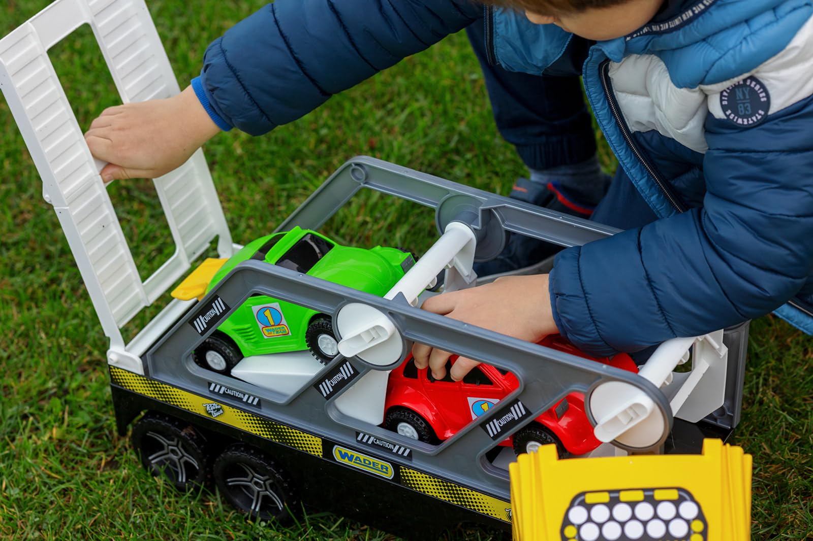 Wader 36231 - Magic Truck Autotransporter mit 2 hochwertigen Fahrzeugen und Abfahrrampen, Größe ca. 79 cm, für Kinder ab 3 Jahren, geeignet als Geschenk für kreatives Spielen