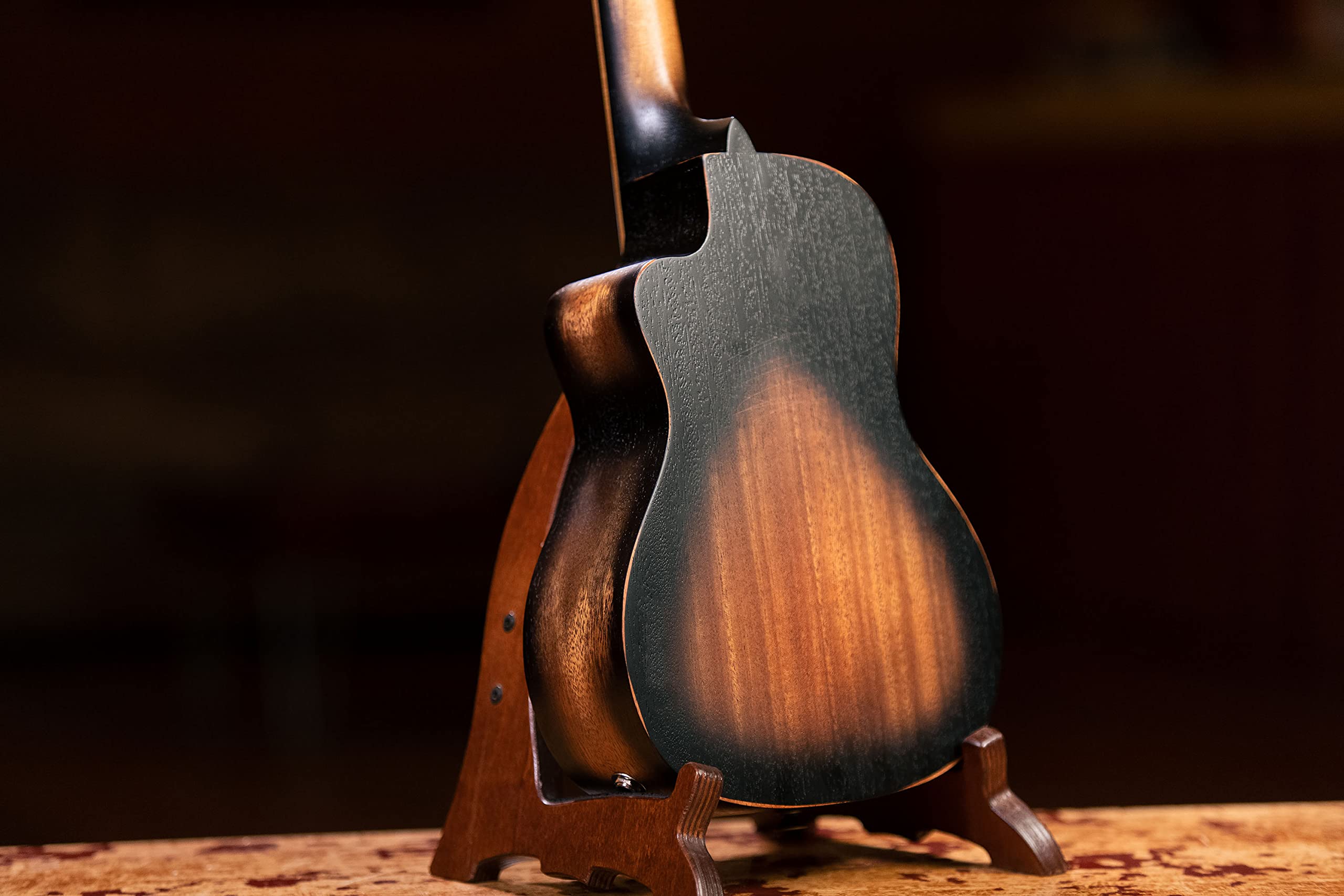 Ortega Guitars Ukulele Concerto Elettro-Acustico – The Private Room Series – Gig Bag Inclusa – Alaskan Abete Rosso / Mogano, Distressed Finish (DSSUITE-UKE)