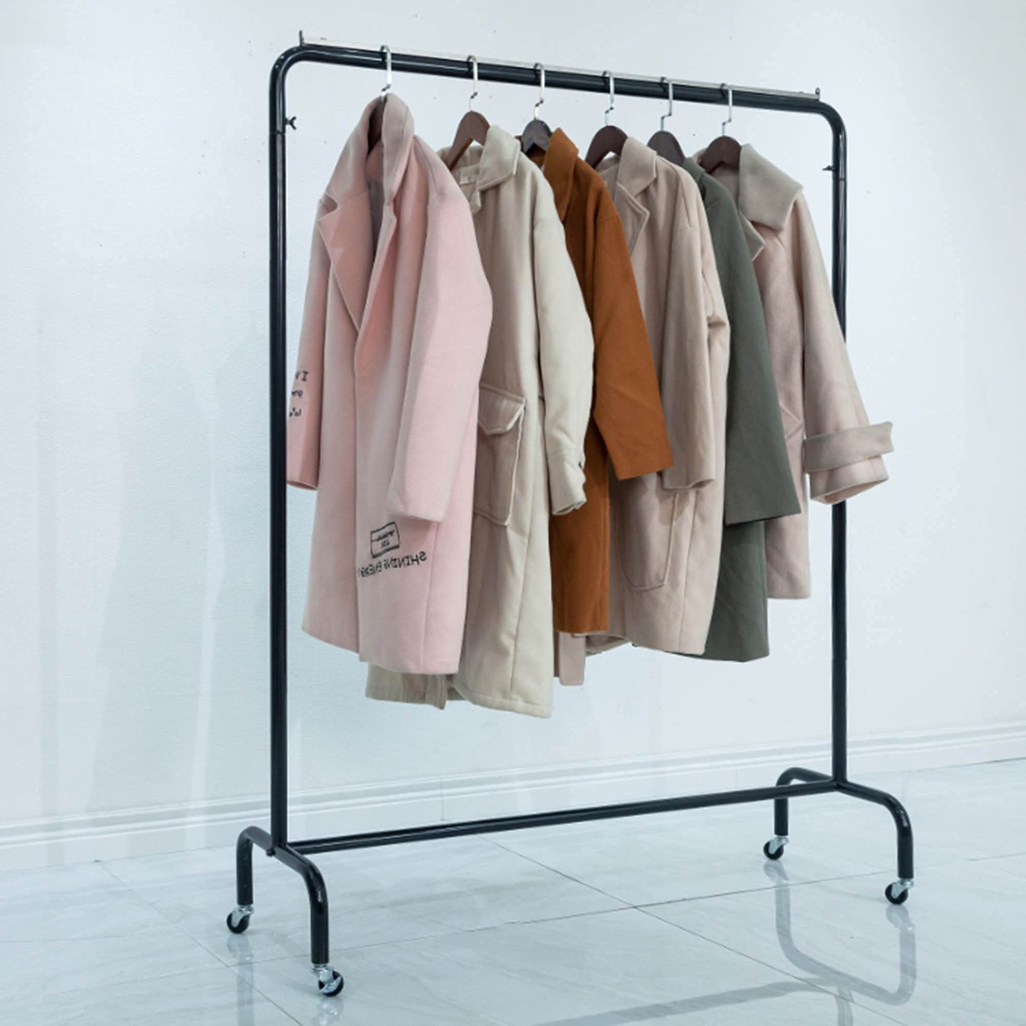 Rack expositif de vêtements gain de place pour en finir avec le dressing encombré