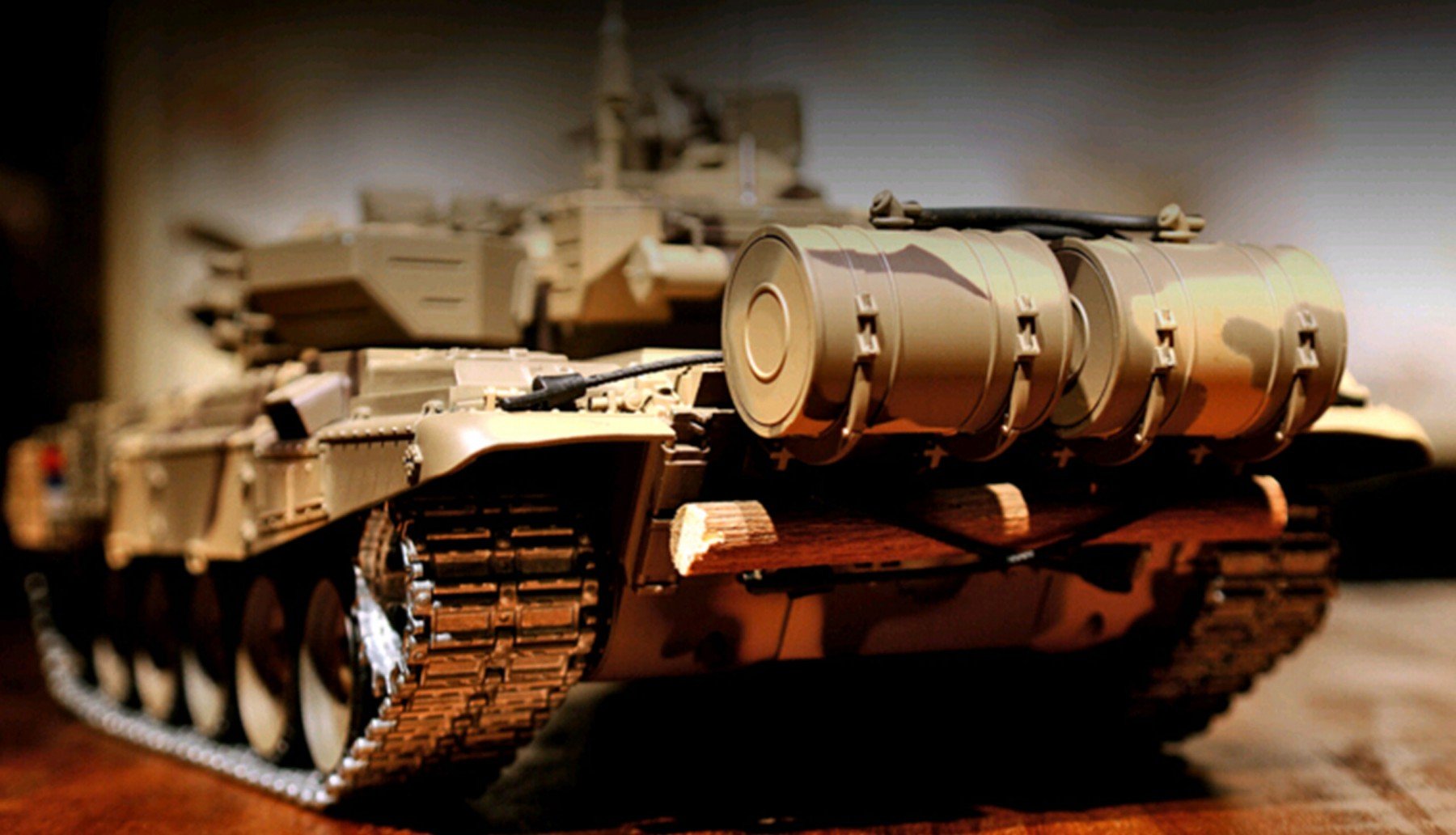 Tanque Rusia T de 90 Pro 2.4 GHz 1: 16 humo y sonido Engranaje de metal/cadena de metal 2.4 GHz control remoto