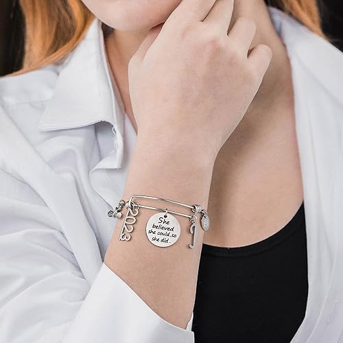 Miniatura 7 de GLIVEOR Regalos de graduación para ella 2022, pulseras de graduación de clase 2022, regalos de graduación, pulseras de dijes para la escuela