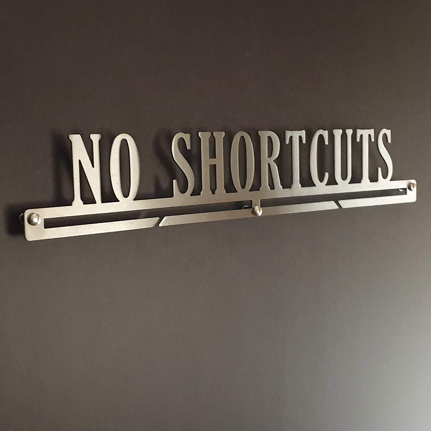 MEDALdisplay NO Shortcuts - Medaillen Aufhänger - Wandhalterung für Sportmedaillen - Medaillenhalter - Sport Medal Hanger - Gebürsteter Edelstahl - 100% Made in Italy