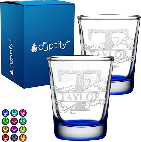 Cuptify Juego de 2 vasos de chupito personalizados con iniciales y nombre de 2 onzas con fondo azul grabado con texto personalizado para regalos,
