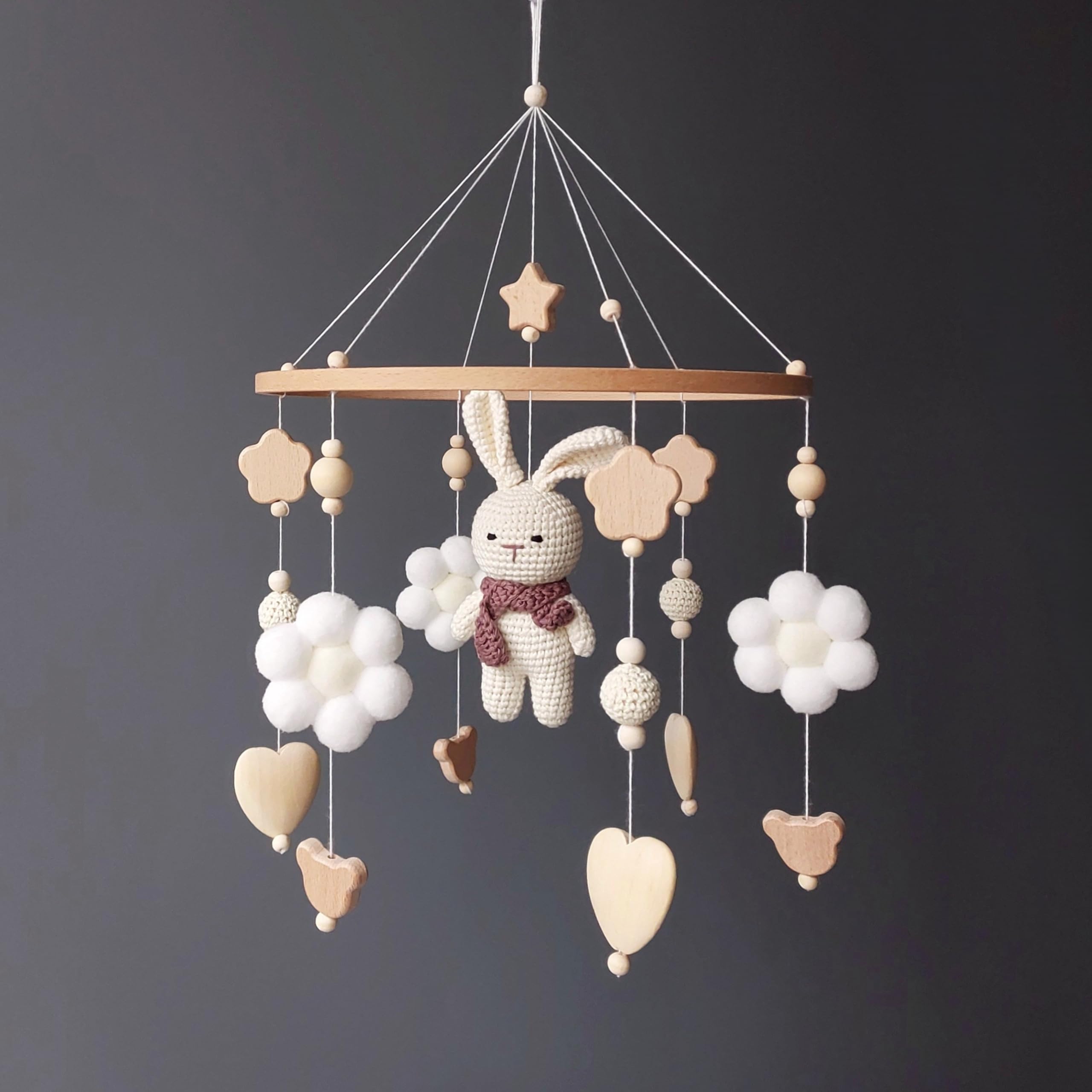 Gehäkeltes Baby Mobile Hase – Mädchen Krippen Deko aus Holz, Crochet Bunny Babybett-Anhänger, Neutraler Waldtier Nursery Schmuck – Handgemachtes Geschenk zur Babyparty