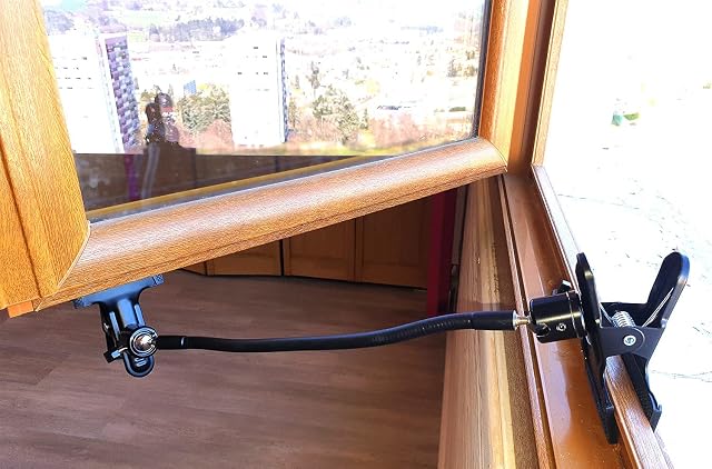 Foto 4 de 8 de Entreabridor de Ventana Ajustable Sin Perforar con Posición Seguridad Gatos - Courandair