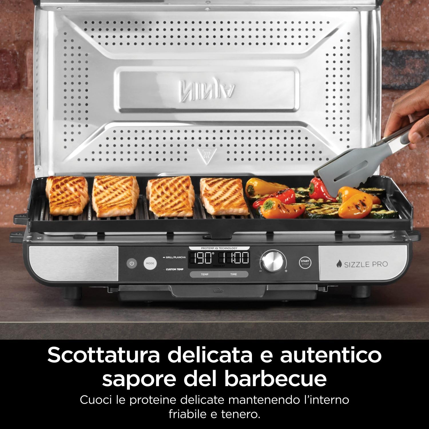 Ninja Sizzle Pro XL Griglia e piastra liscia da interni, rivestimento antiaderente in ceramica, coperchio rimovibile, vassoio raccogli-grasso, ricettario, argento/nero GX101EU
