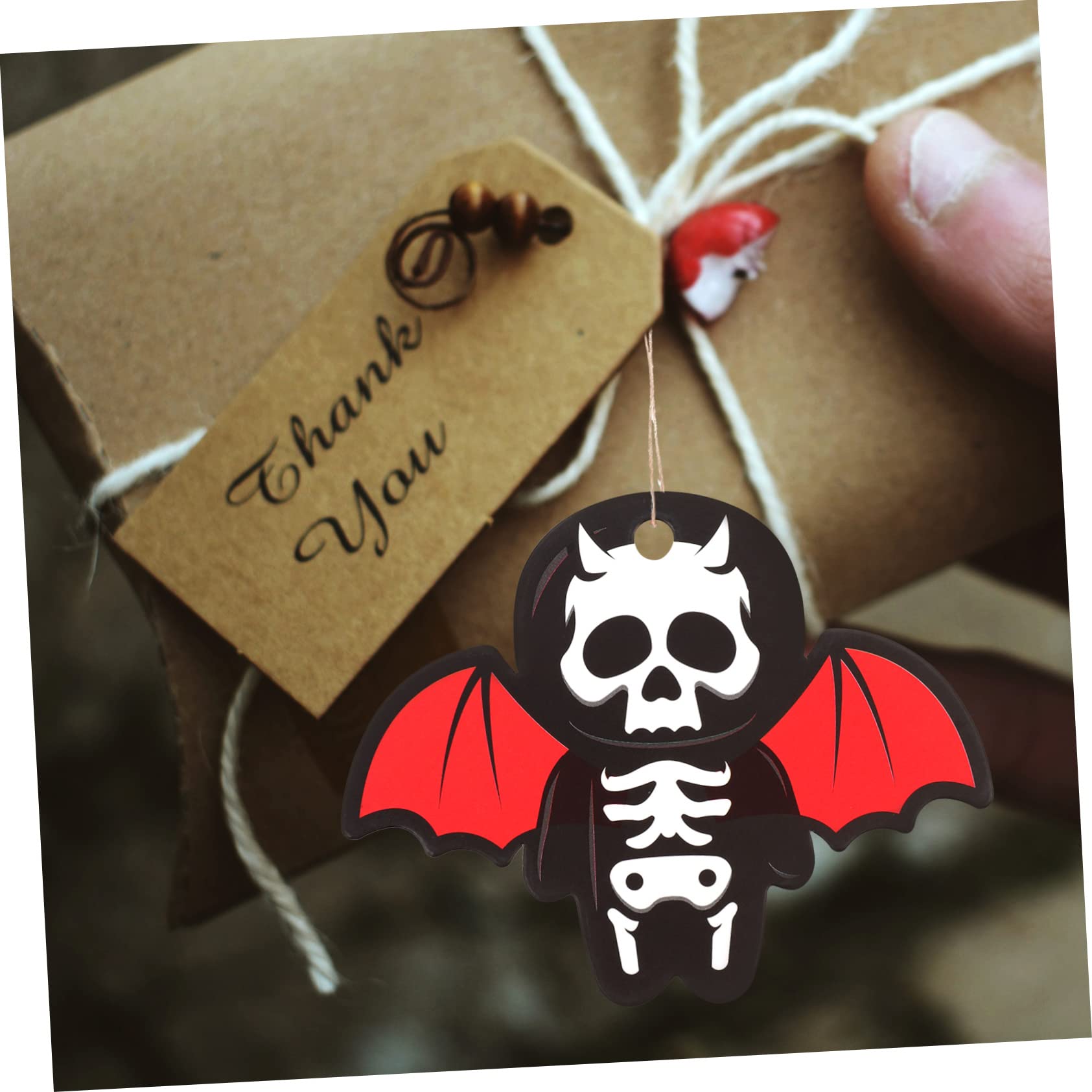 Cabilock 5 Sätze Fledermaus Anhänger Deko Zubehör Fledermäuse Halloween Spinnen Deko Aufkleber Halloween Mini Skelette Trick Or Treat Hängeetikett 100 Stück * 5