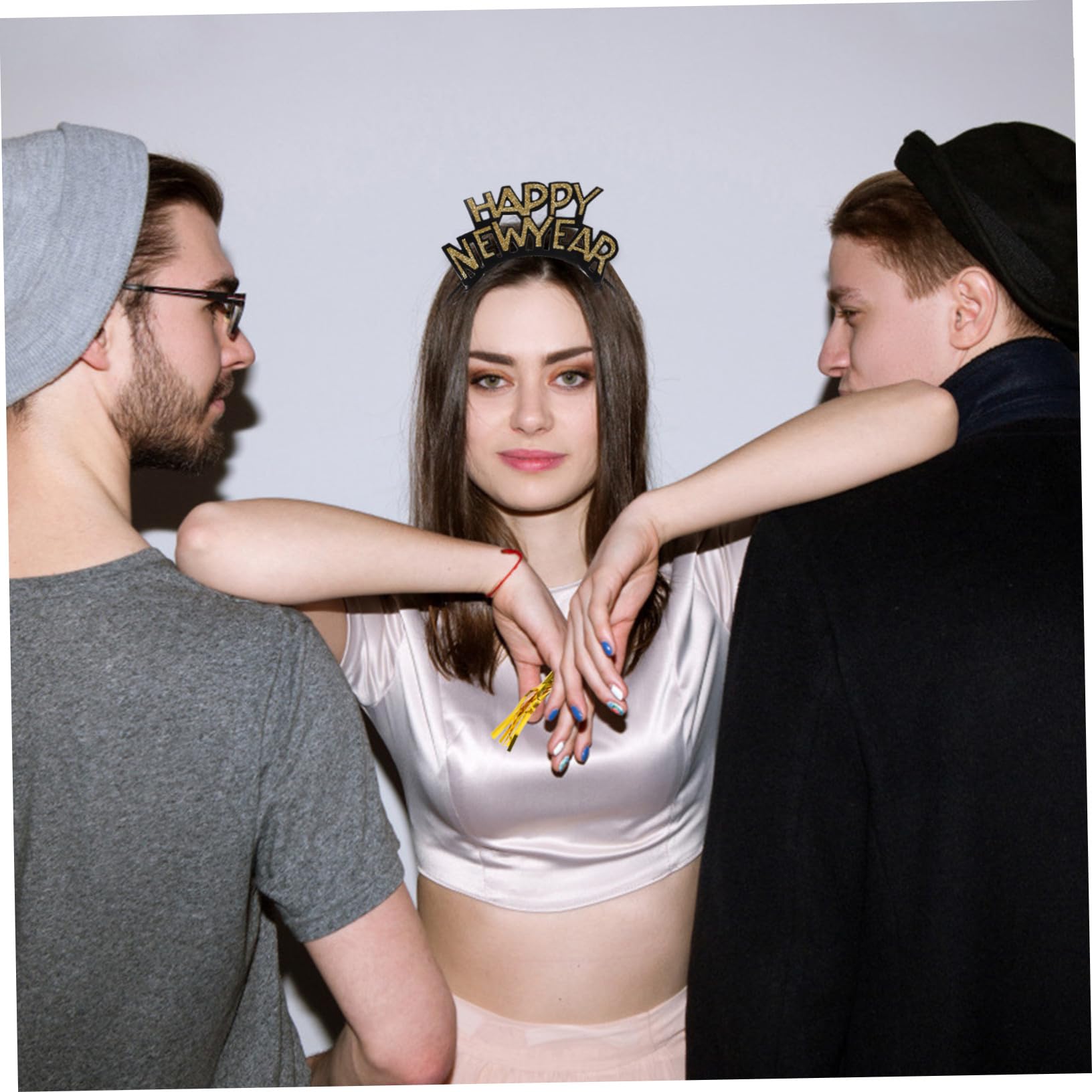 OFFSCH Neujahrs-partyset Schwarz-gold mit Sicheren Materialien Inklusive Papierhüte Stirnbänder Krachmacher und Halsketten Vielseitige Silvester Tischdeko für Jahreswechsel