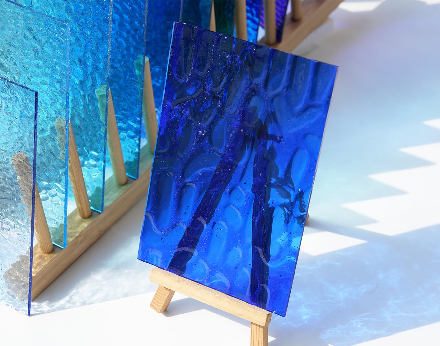 Lot de 10 feuilles de verre cathédral bleu transparent pour l'artisanat - Carreaux en verre texturé coloré de 15 x 10 cm - Pour bricolage et art mosaïque vivante