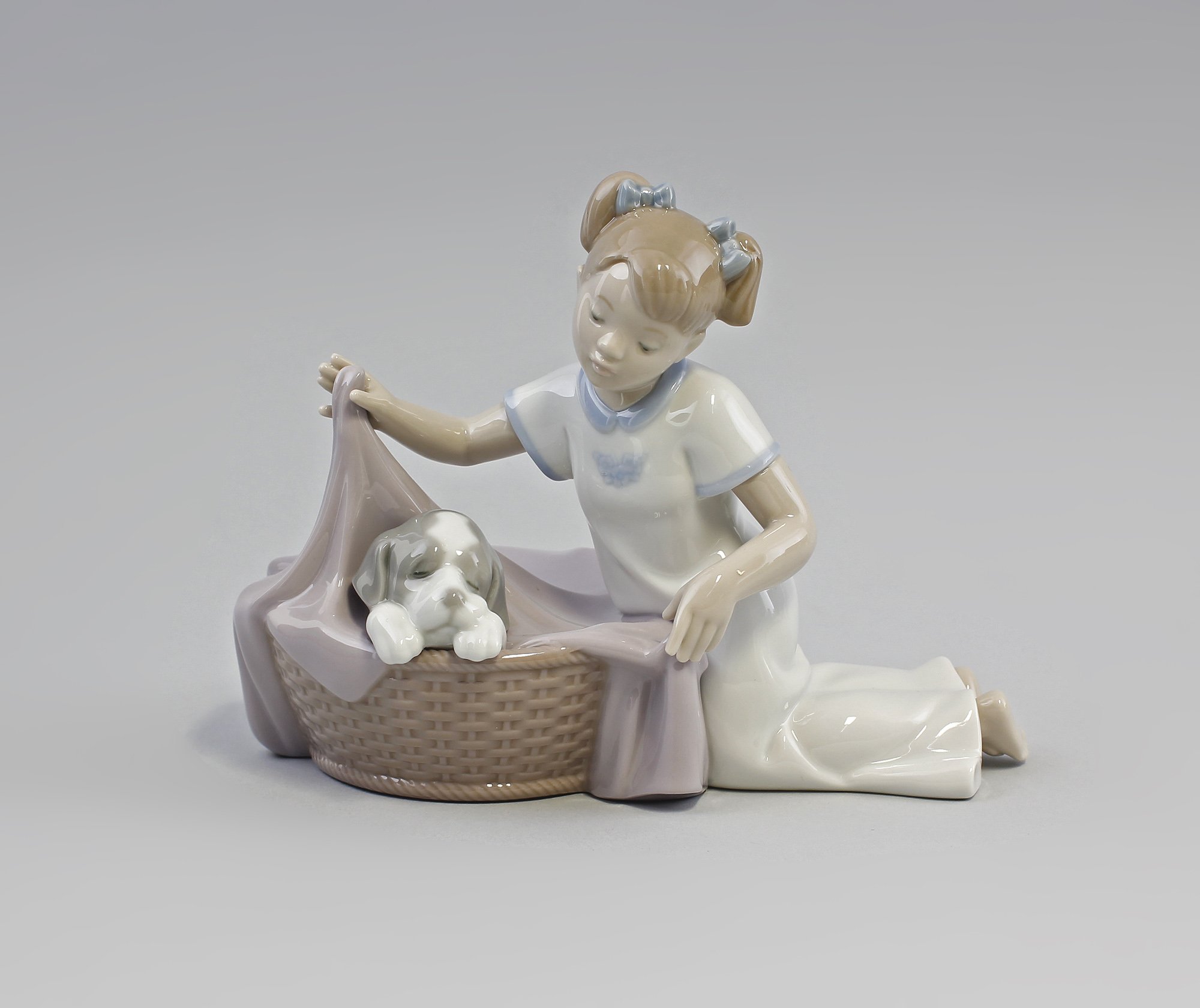 LLADRÓ 「仔犬 - ナチュラルフレーム」　箱あり NAO by LLADRO Time To Sleep – Girl with Dog in Basket FIGURINE