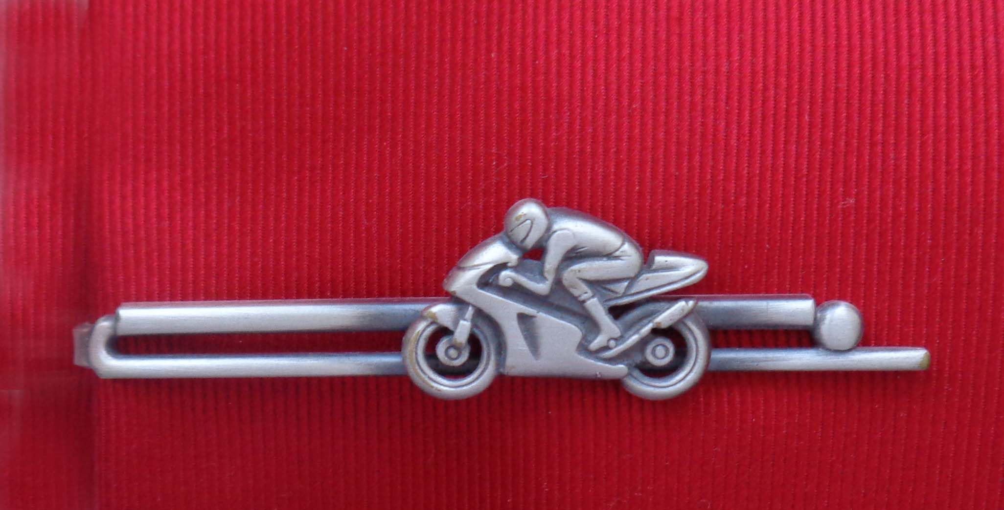 Krawattennadel Motorrad Fahrer antikfarben silbern matt geschwärzt Patinastyle ca. 6,8 cm l. - m. i. Germany + Geschenkbox - hochwertiges Accessoire für die Seidenkrawatte