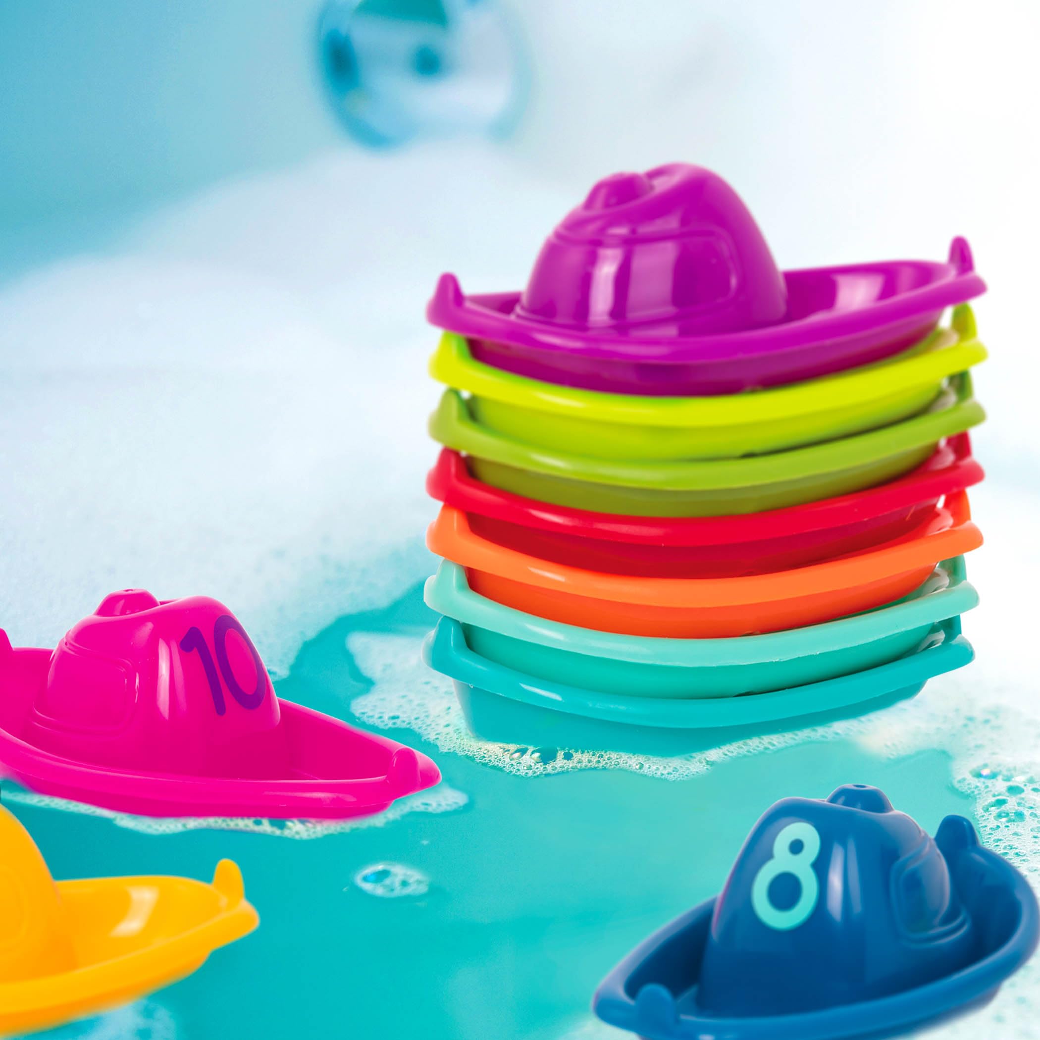 Battat - Barche impilate - Giocattolo da bagno numerato e impilabile - Barchette galleggianti per il bagno, la piscina e la spiaggia - Giocattolo educativo - 6 mesi +