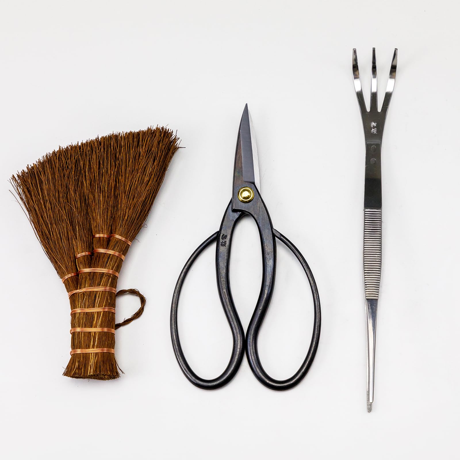 Wazakura 3PCS Set di Attrezzi per Bonsai, Kit per Principianti, Fatto in Giappone, Forbici + Pinzette in Acciaio con Rastrello + Scopa Cinese, Kit di Giardinaggio Giapponese - Modello Tradizionale