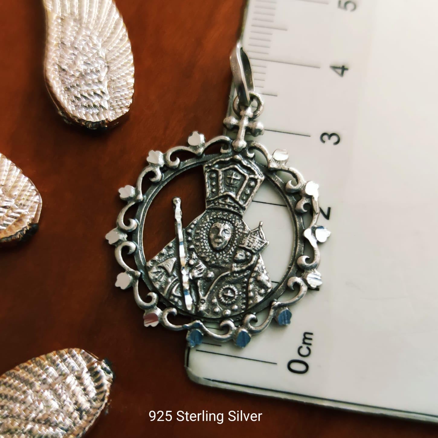 Medalla Colgante Virgen de la Cabeza, Plata de Ley 925 Envejecida, Calada con Cerco Tallado, 40mm x 28mm